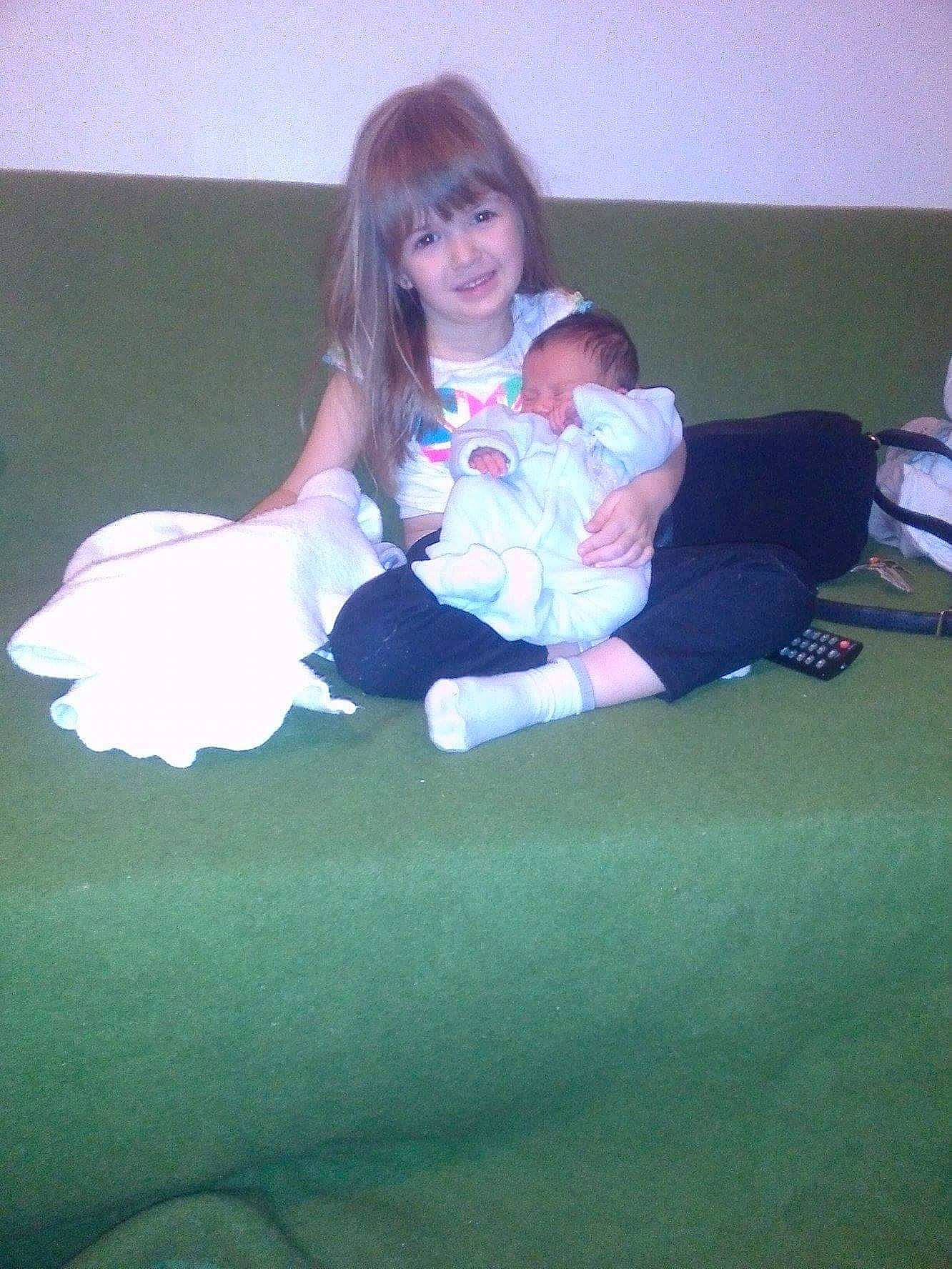 Léa Ch participe au concours pour gagner de l'argent avec cette photo : child, fun, grass, joy, leg, person, sitting, smile, toddler