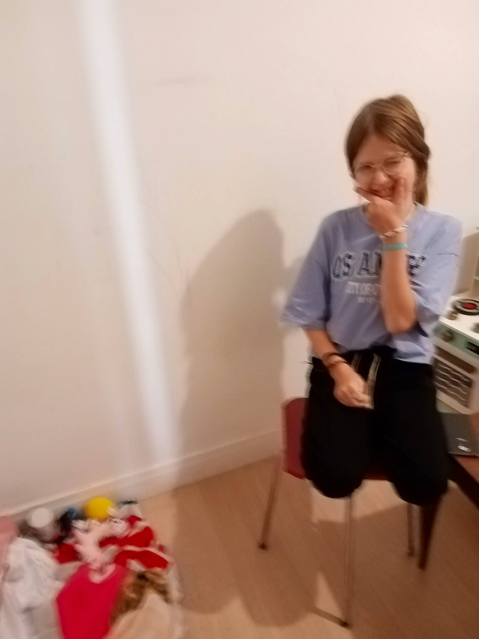 Léa Ch participe au concours pour gagner de l'argent avec cette photo : chair, child, event, flooring, fun, hardwood, human_leg, joy, knee, leg, office_equipment, person, room, shorts, sitting, t_shirt, thigh, wood