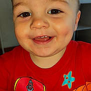 Maël a rejoint le concours — aidez-le/la à gagner de superbes lots ! toddler, child, smiling, face, red_shirt, cartoon_character, indoors, cute, happy, eyes, expression, closeup, person, clothing, baby, cheerful, skin, head, mouth, dimples