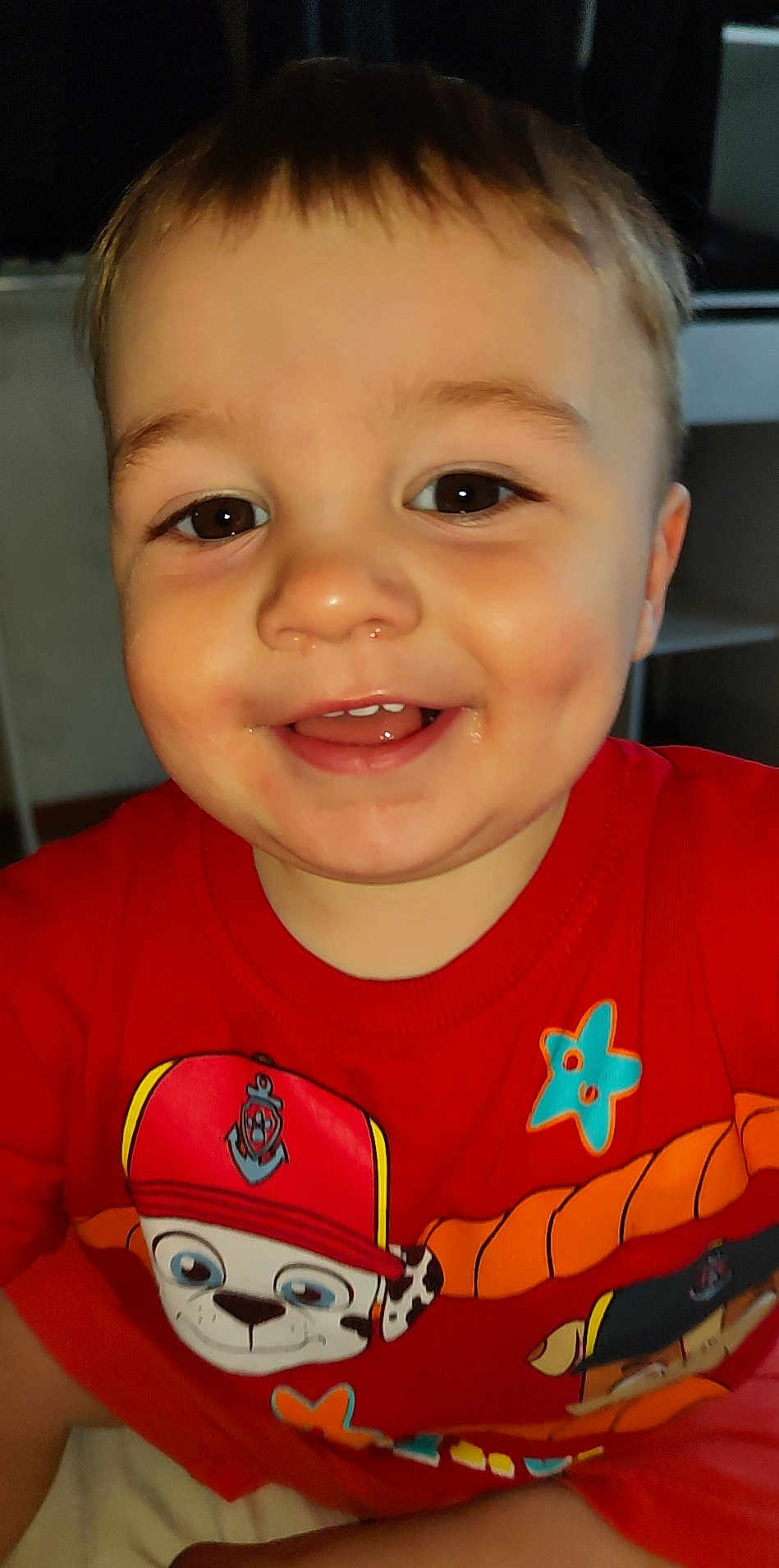 Maël a rejoint le concours — aidez-le/la à gagner de superbes lots ! toddler, child, smiling, face, red_shirt, cartoon_character, indoors, cute, happy, eyes, expression, closeup, person, clothing, baby, cheerful, skin, head, mouth, dimples