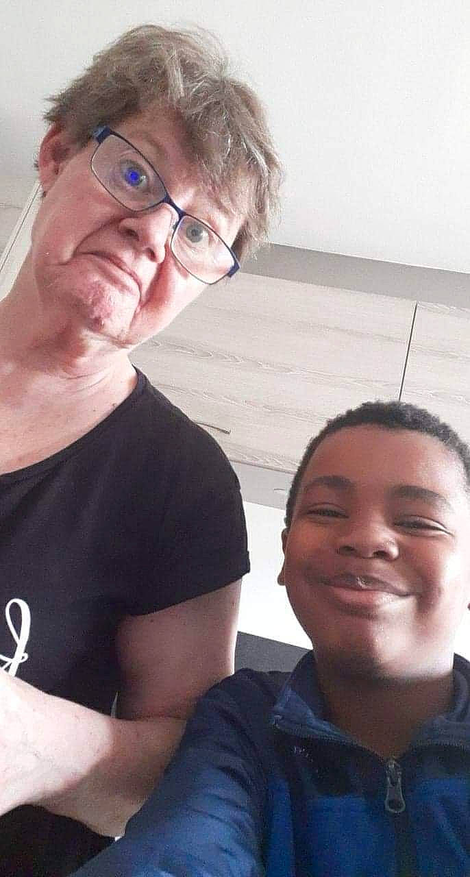 Maloé a rejoint le concours — aidez-le/la à gagner de superbes lots ! cheek, chin, eyebrow, eyewear, forehead, gesture, glasses, hairstyle, head, human, jaw, joint, joy, mouth, muscle, neck, organ, person, shoulder, sleeve