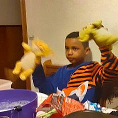 Maloé a rejoint le concours — aidez-le/la à gagner de superbes lots ! bowl, chair, child, comfort_food, event, fun, fur, junk_food, person, plate, play, room, sharing, sitting, stuffed_toy, t_shirt, table, tableware, toddler