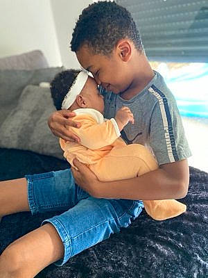 Maloé participe au concours pour gagner de l'argent avec cette photo : baby, baby_toddler_clothing, comfort, denim, elbow, finger, fun, gesture, hand, happy, human_body, human_leg, jeans, joint, knee, lap, leg, person, t_shirt, thigh