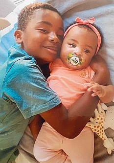 Maloé a rejoint le concours — aidez-le/la à gagner de superbes lots ! abdomen, baby, baby_products, baby_toddler_clothing, child, comfort, event, fun, happy, iris, joy, lip, mouth, nose, peach, person, room, sitting, skin, smile