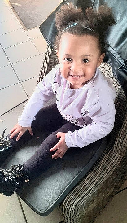 Liyah a rejoint le concours — aidez-le/la à gagner de superbes lots ! beauty, blond, child, cool, fashion, fashion_accessory, flash_photography, formal_wear, hairstyle, happy, human_leg, joy, knee, leggings, person, sitting, skin, sleeve, smile, style