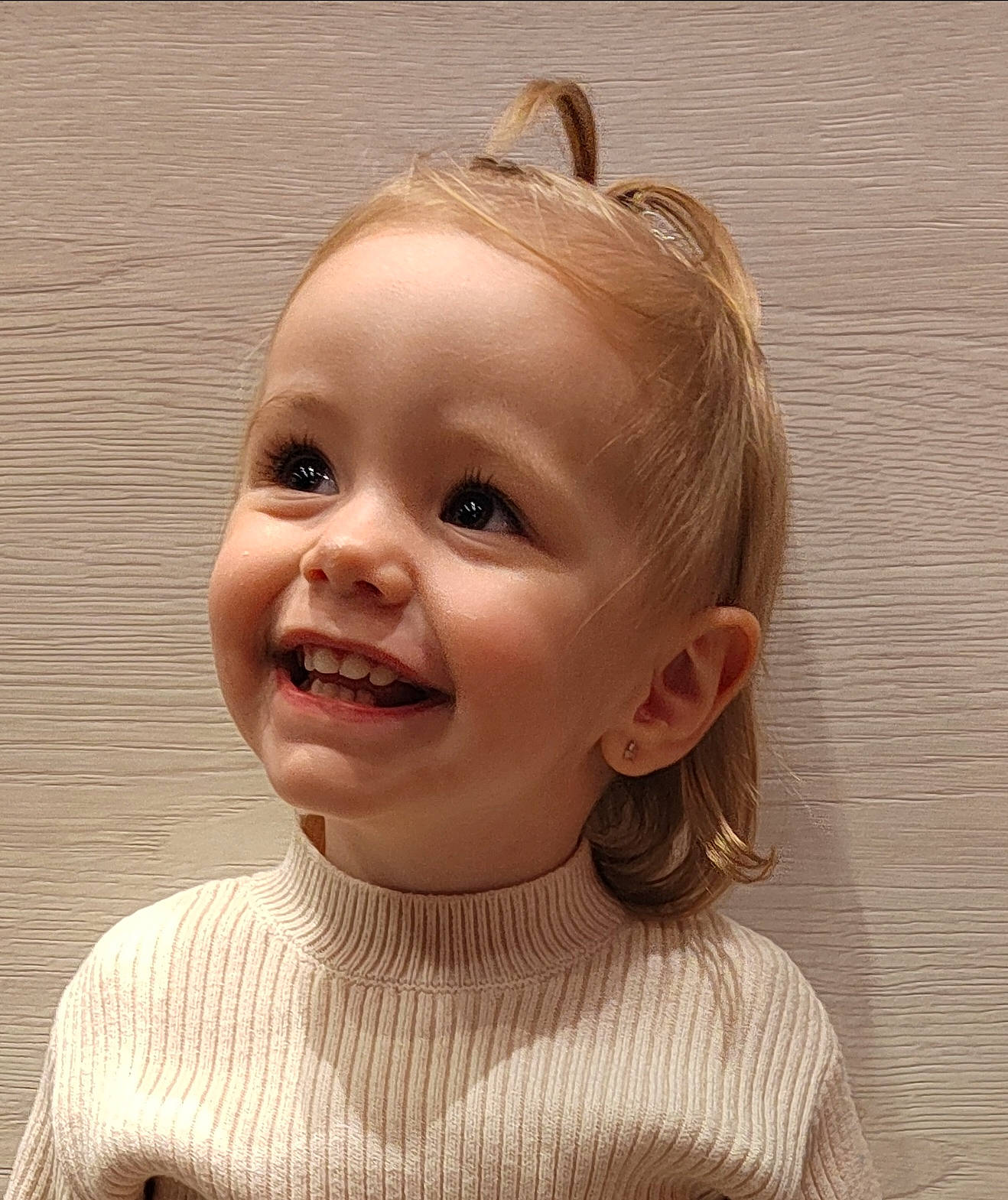 Lylou participe au concours pour gagner de l'argent avec cette photo : baby, cheek, ear, eye, eyebrow, eyelash, forehead, gesture, happy, iris, jaw, joy, lip, mouth, neck, nose, person, skin, sleeve, smile