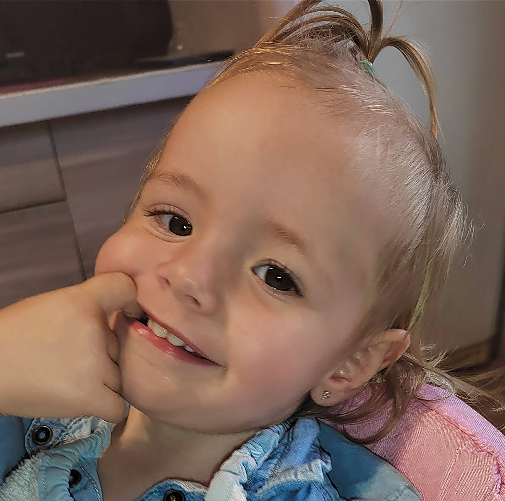 Lylou participe au concours pour gagner de l'argent avec cette photo : cheek, chin, cool, ear, eye, eyebrow, eyelash, forehead, gesture, happy, head, iris, jaw, joy, lip, mouth, nose, person, skin, sleeve