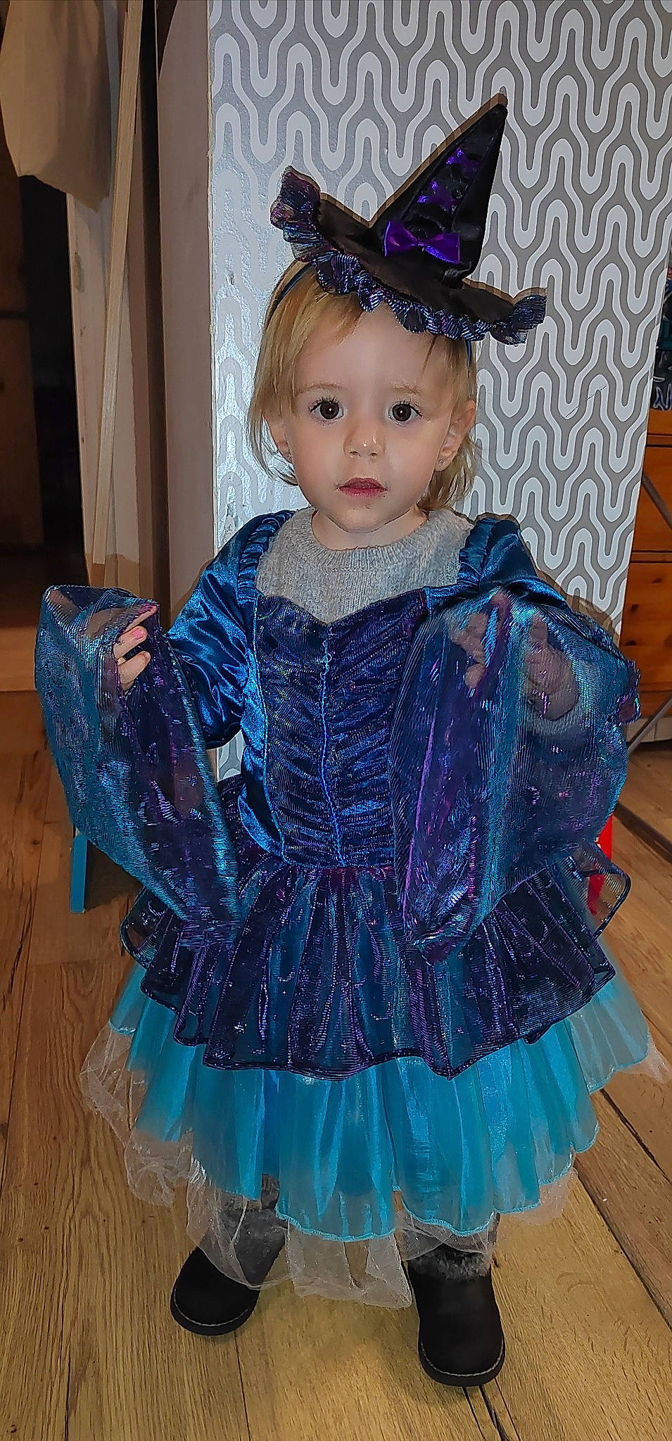 Lylou a rejoint le concours — aidez-le/la à gagner de superbes lots ! azure, baby_toddler_clothing, blue, costume, costume_hat, day_dress, dress, electric_blue, embellishment, fashion_design, headgear, headpiece, headwear, iris, jewellery, pattern, person, pink, purple, ruffle