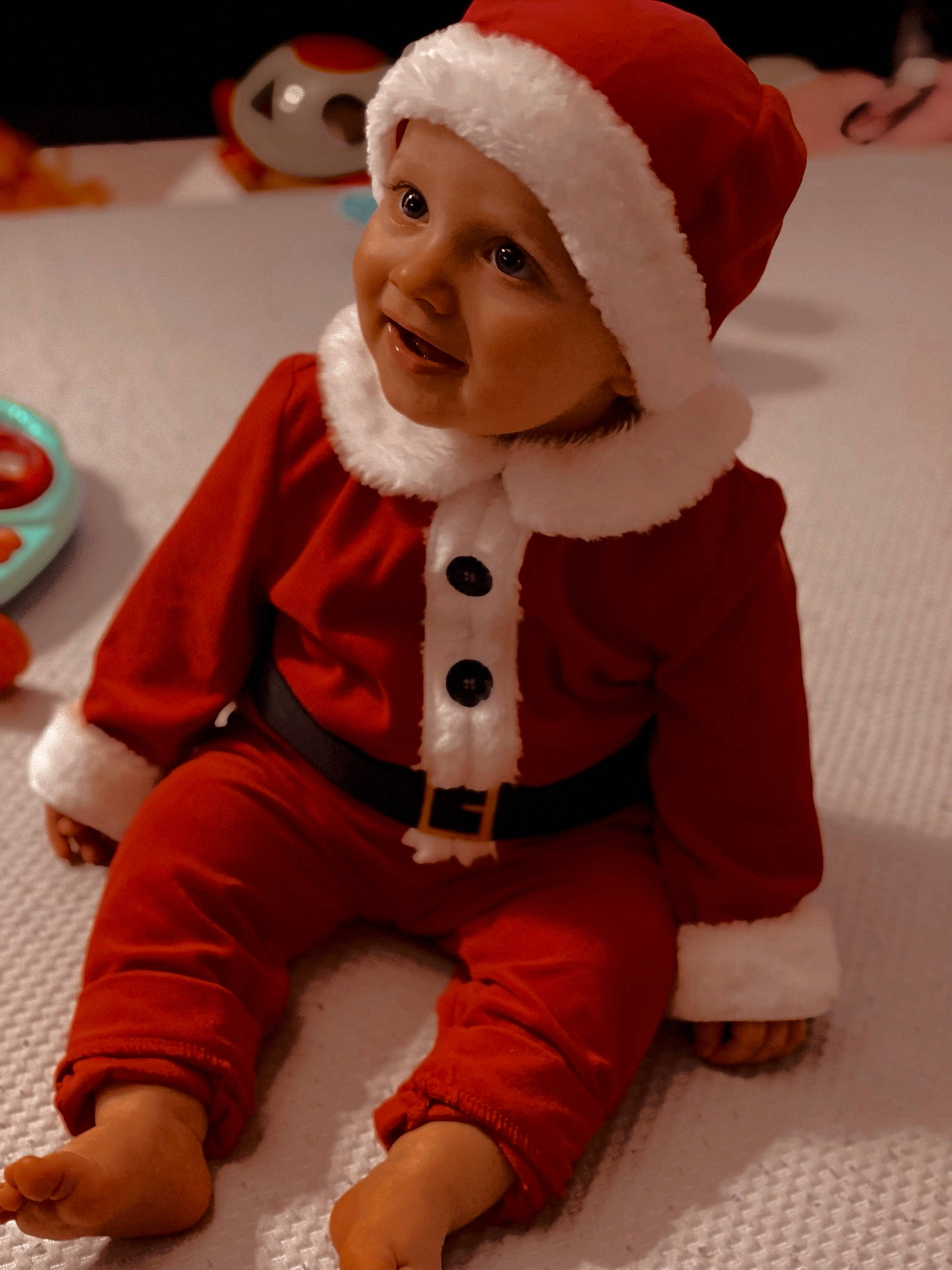 Elio participe au concours pour gagner de l'argent avec cette photo : baby, baby_toddler_clothing, child, event, fun, fur, happy, headgear, headwear, human_body, jacket, mammal, person, sitting, skin, sleeve, smile, standing, textile, toddler