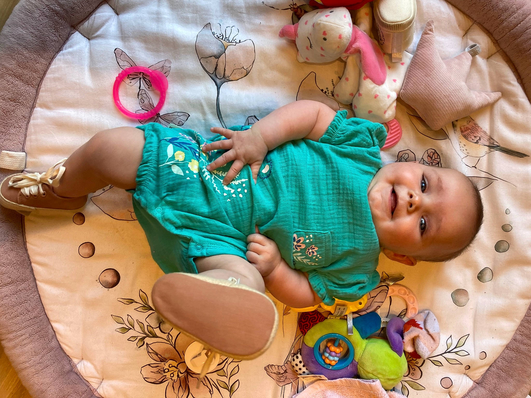 Ambre a rejoint le concours — aidez-le/la à gagner de superbes lots ! abdomen, arm, baby, baby_products, baby_sleeping, baby_toddler_clothing, cheek, child, doll, hand, happy, human_body, jewellery, pattern, person, product, sleeve, textile, thigh, toddler