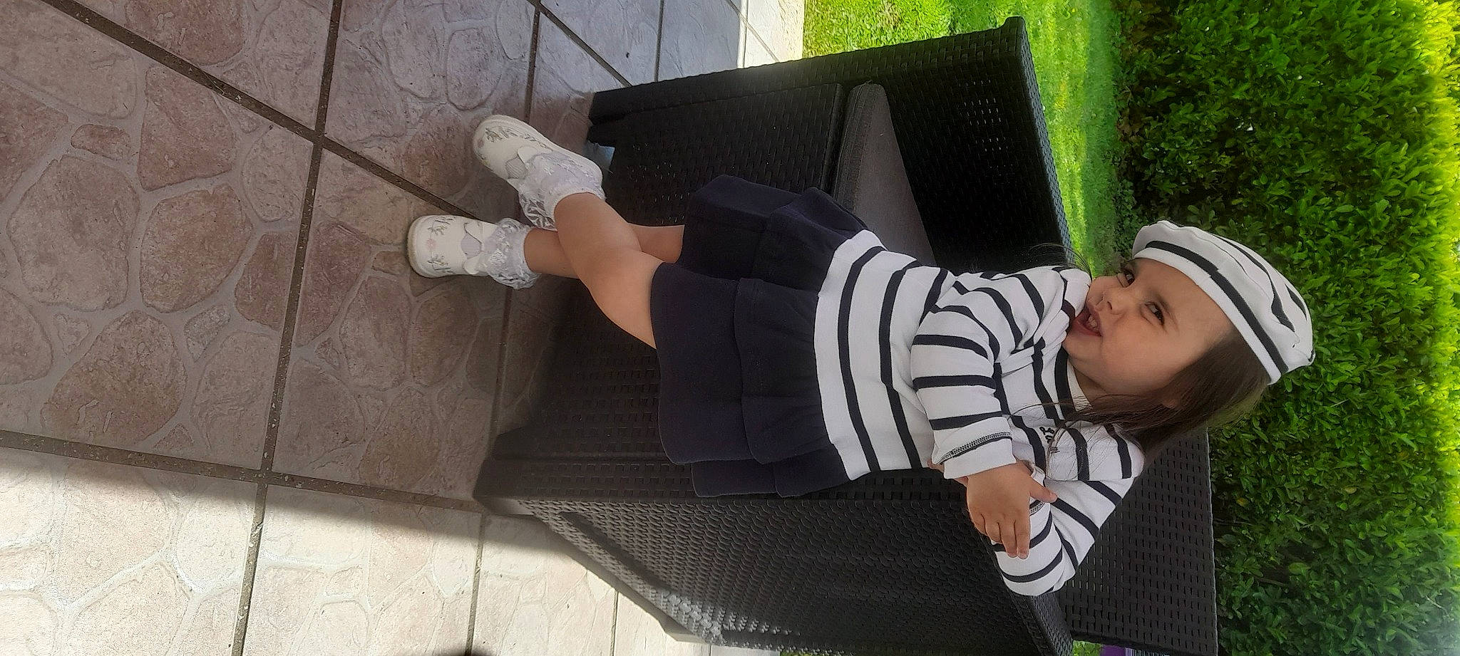 Ilana participe au concours pour gagner de l'argent avec cette photo : baby, baby_toddler_clothing, baseball_cap, flooring, foot, grass, headwear, human_leg, knee, leg, leisure, person, plant, sitting, smile, sneakers, sock, sportswear, t_shirt, thigh