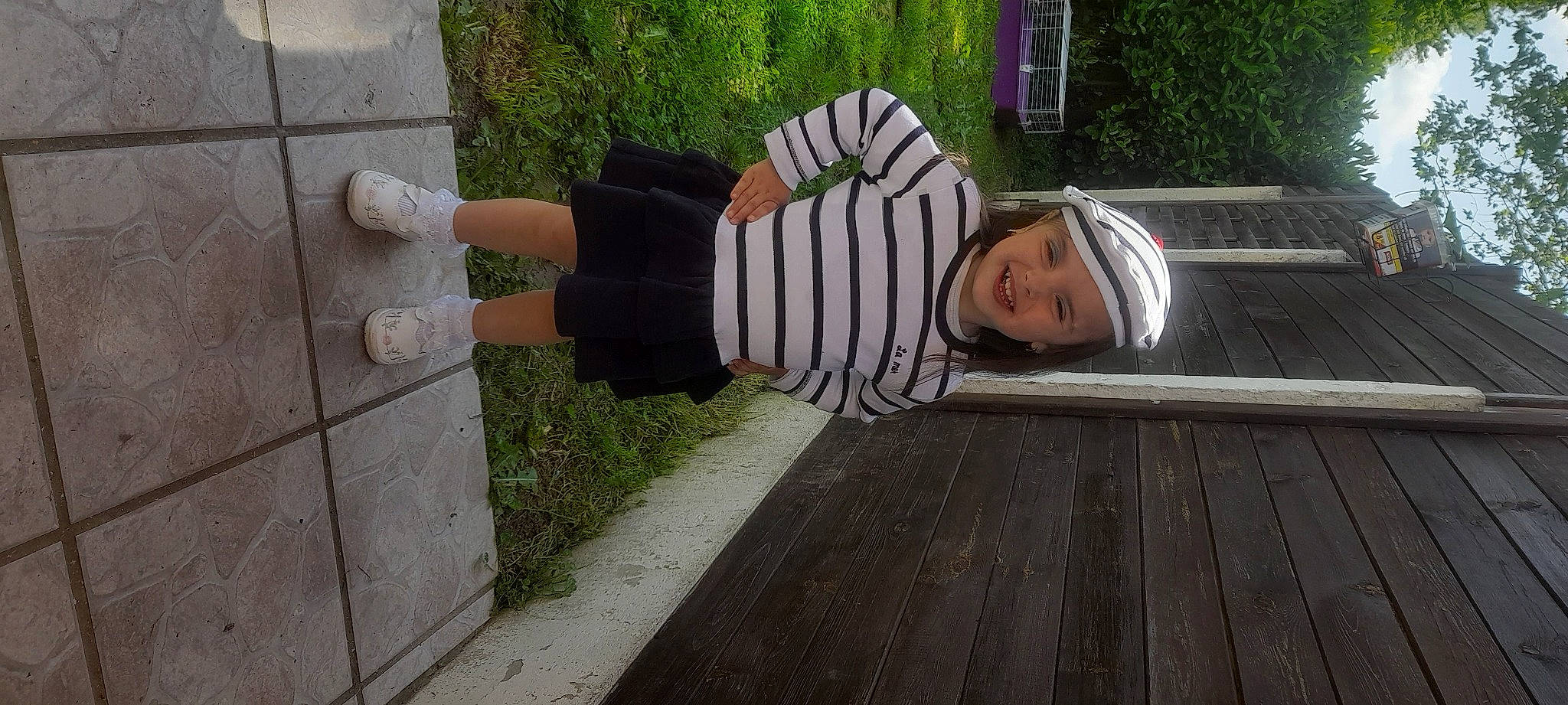 Ilana participe au concours pour gagner de l'argent avec cette photo : asphalt, concrete, flooring, grass, hardwood, headwear, human_leg, joy, knee, leisure, pattern, person, plant, recreation, road_surface, sidewalk, sitting, thigh, tree, walkway