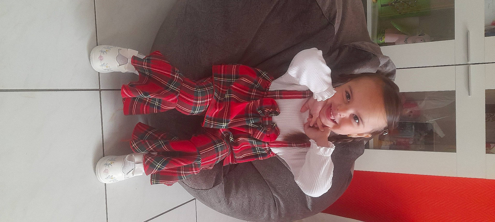 Ilana participe au concours pour gagner de l'argent avec cette photo : baby, carmine, child, comfort, event, fun, holiday, human_body, joy, knee, lap, leg, pattern, person, plaid, room, sitting, sock, tartan, thigh