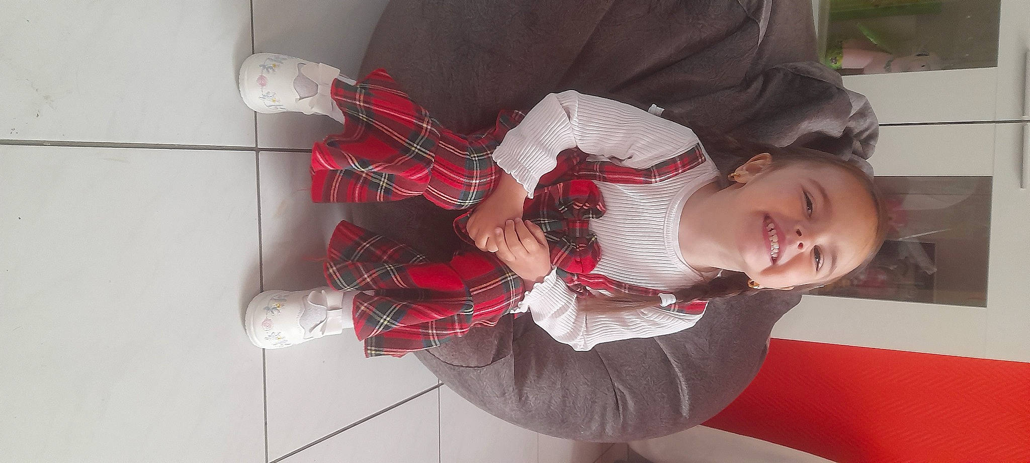 Ilana a rejoint le concours — aidez-le/la à gagner de superbes lots ! carmine, child, comfort, elbow, event, fun, happy, human_leg, joy, knee, lap, pattern, person, plaid, room, sitting, smile, sock, tartan, textile