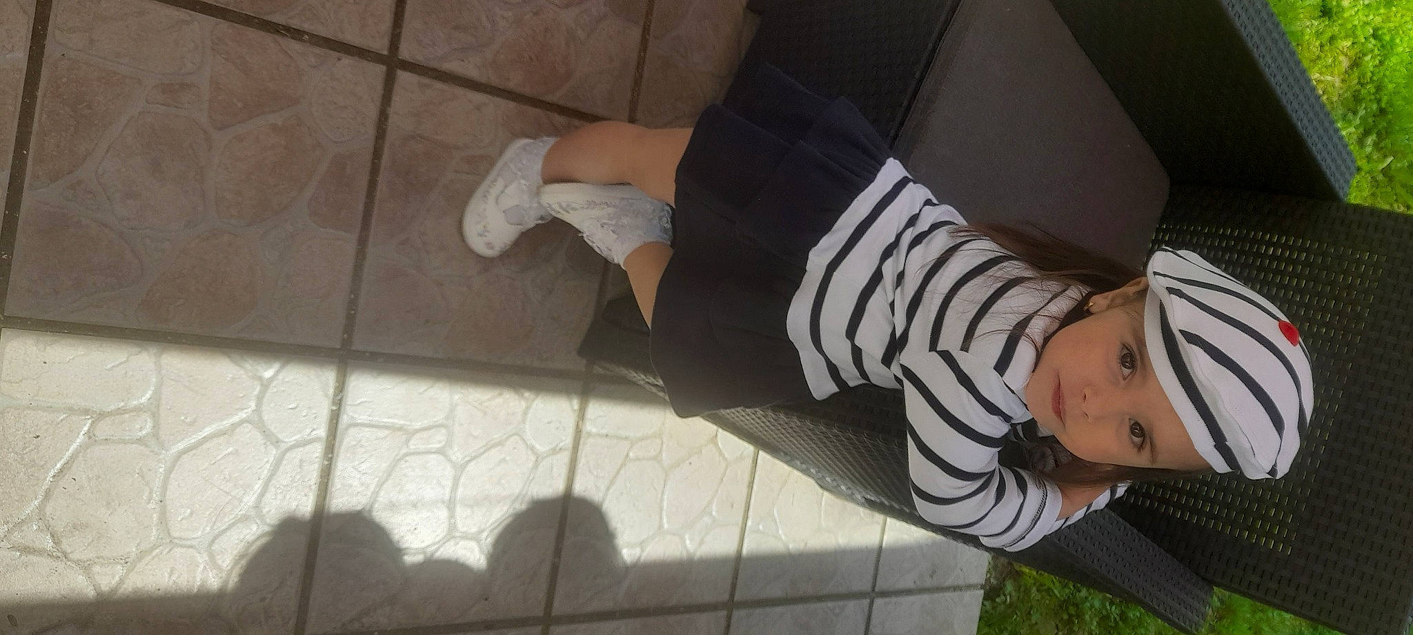 Ilana participe au concours pour gagner de l'argent avec cette photo : baby_toddler_clothing, child, comfort, flooring, foot, grass, hardwood, hat, headwear, human_leg, knee, leg, pattern, person, plant, sitting, sleeve, sock, thigh, toddler