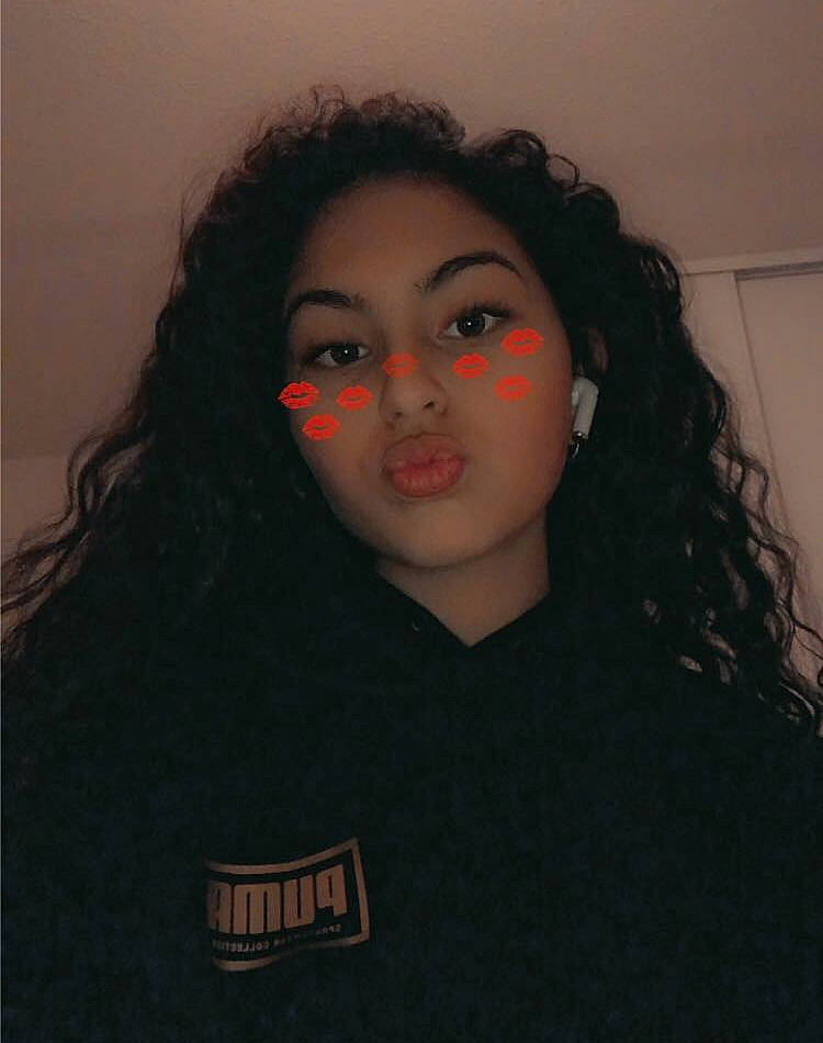 Kahïna a rejoint le concours — aidez-le/la à gagner de superbes lots ! black, black_hair, cheek, chin, cool, eyebrow, eyelash, forehead, hairstyle, iris, jheri_curl, lip, long_hair, person, portrait, ringlet, selfie, style, sweater