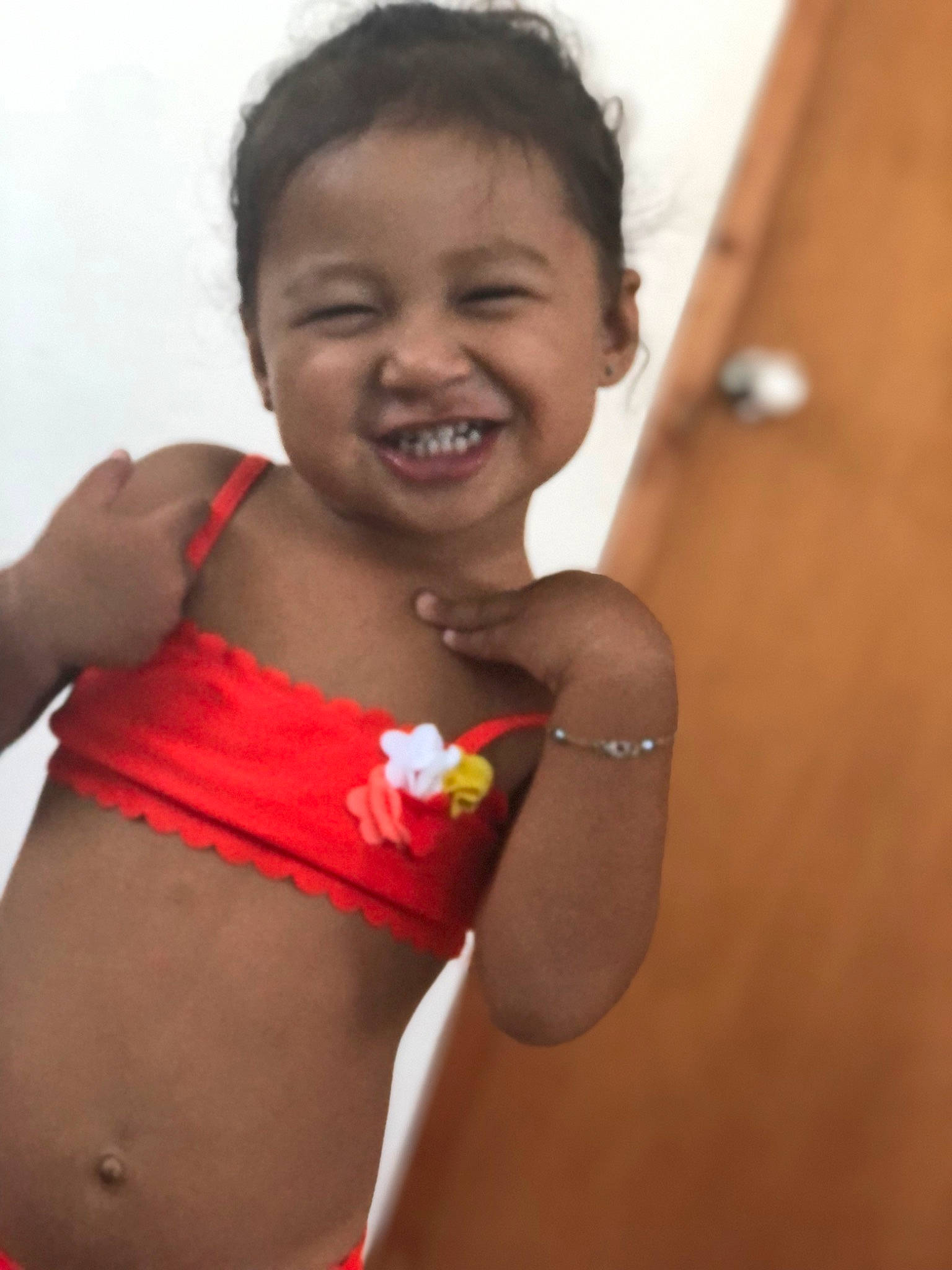 Kulei a rejoint le concours — aidez-le/la à gagner de superbes lots ! abdomen, baby, black_hair, chest, elbow, flash_photography, fun, happy, human_leg, joy, lip, navel, neck, person, shoulder, skin, smile, thigh, toddler, trunk