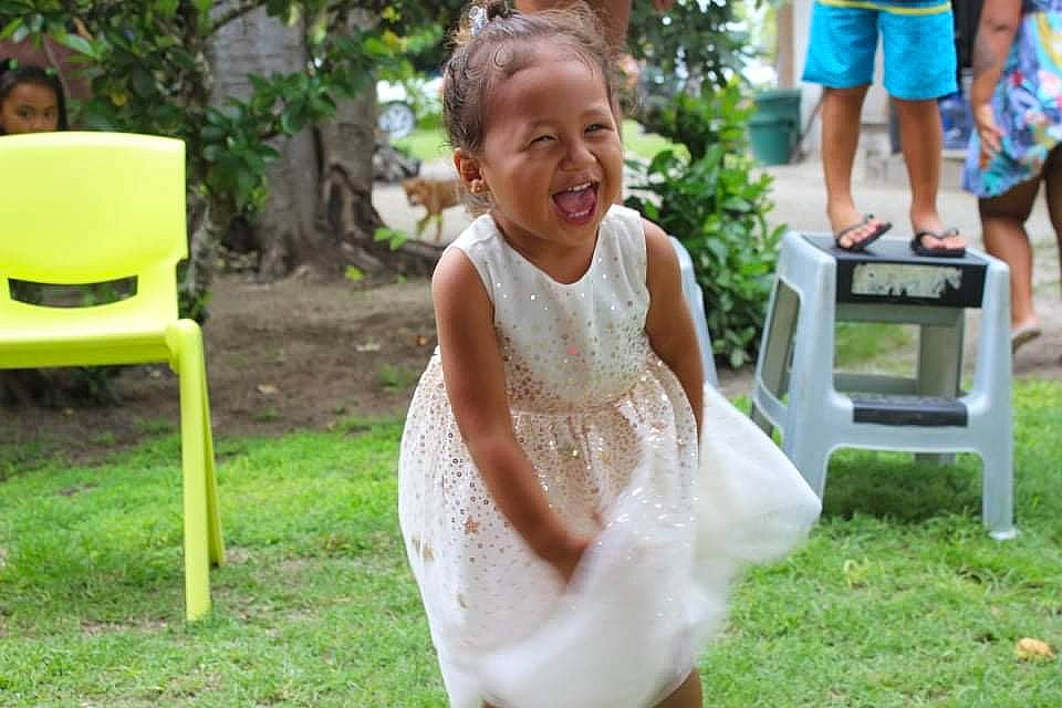 Kulei participe au concours pour gagner de l'argent avec cette photo : bridal_clothing, child, community, event, fun, garden, grass, green, happy, lawn, leisure, person, plant, public_space, recreation, shorts, smile, summer, t_shirt, toddler
