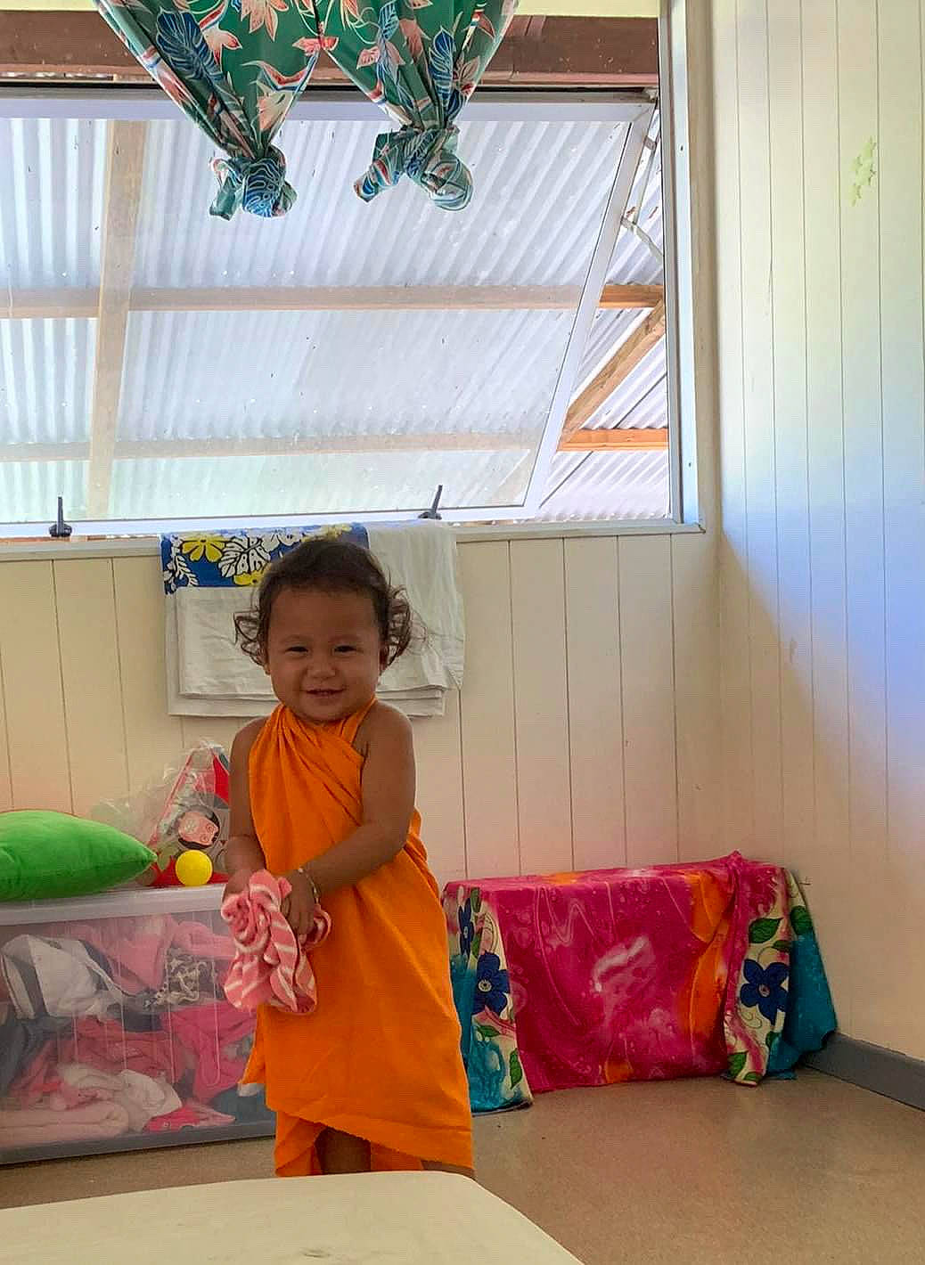 Kulei a rejoint le concours — aidez-le/la à gagner de superbes lots ! child, comfort, event, flooring, fun, happy, joy, leisure, linens, magenta, person, pink, red, room, smile, snapshot, t_shirt, textile, toddler, window