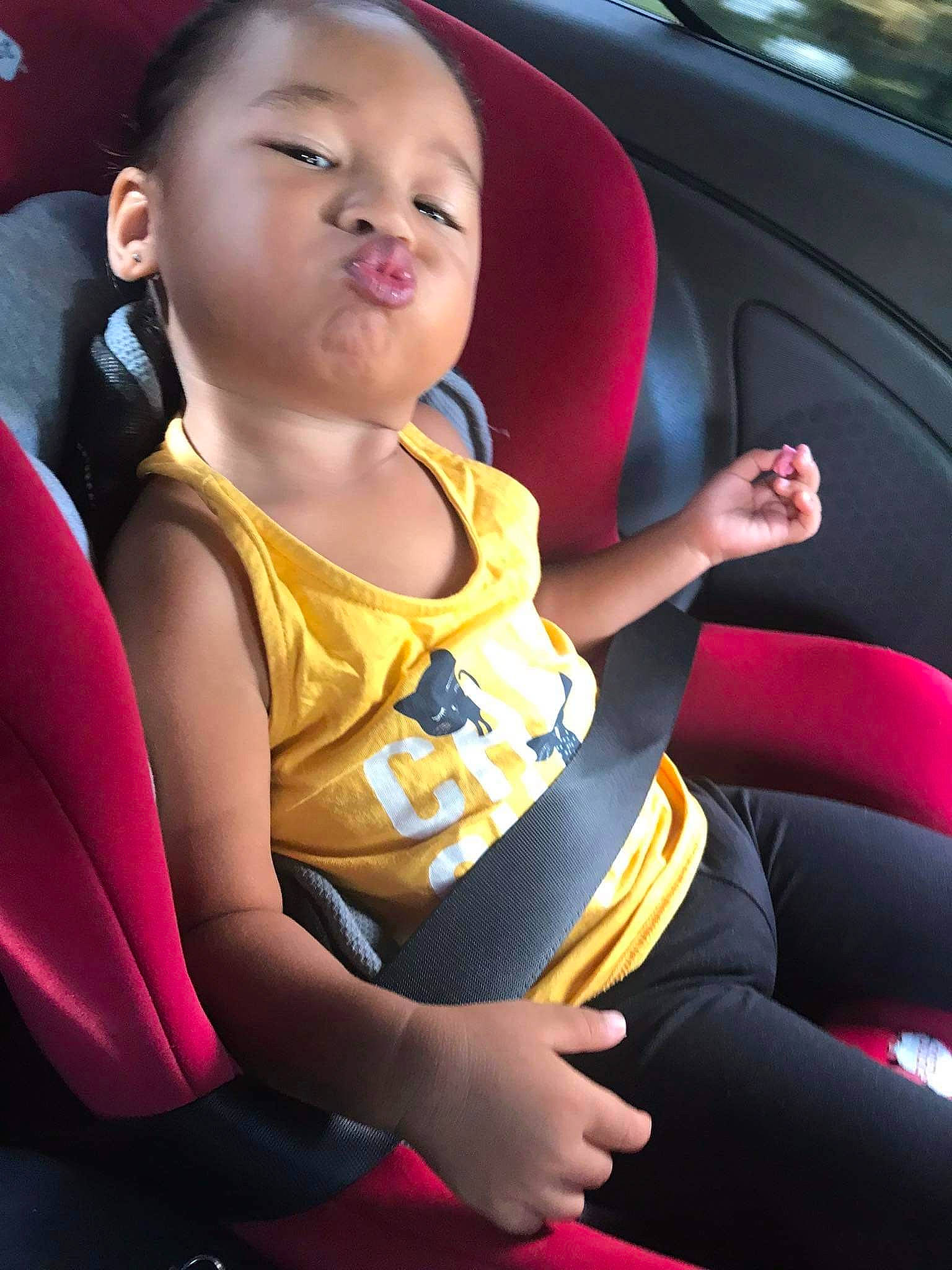 Kulei a rejoint le concours — aidez-le/la à gagner de superbes lots ! auto_part, automotive_design, black_hair, car, car_seat, car_seat_cover, comfort, eye, finger, hand, happy, head_restraint, motor_vehicle, neck, person, seat_belt, steering_part, steering_wheel, thigh, toddler