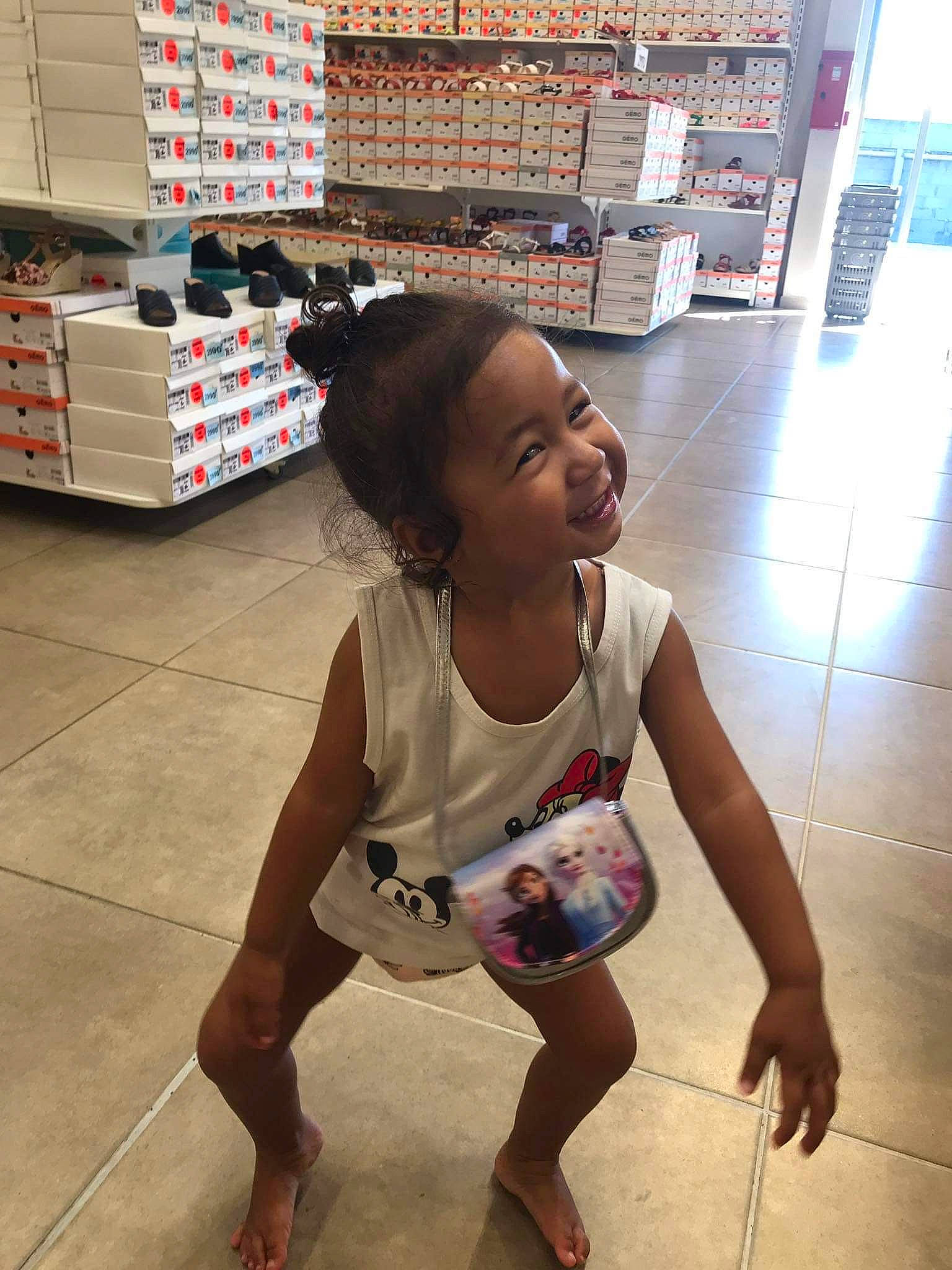 Kulei a rejoint le concours — aidez-le/la à gagner de superbes lots ! barefoot, child, floor, flooring, foot, happy, hardwood, human_leg, joint, joy, knee, leg, leisure, person, sandal, shelf, skin, smile, snapshot, thigh