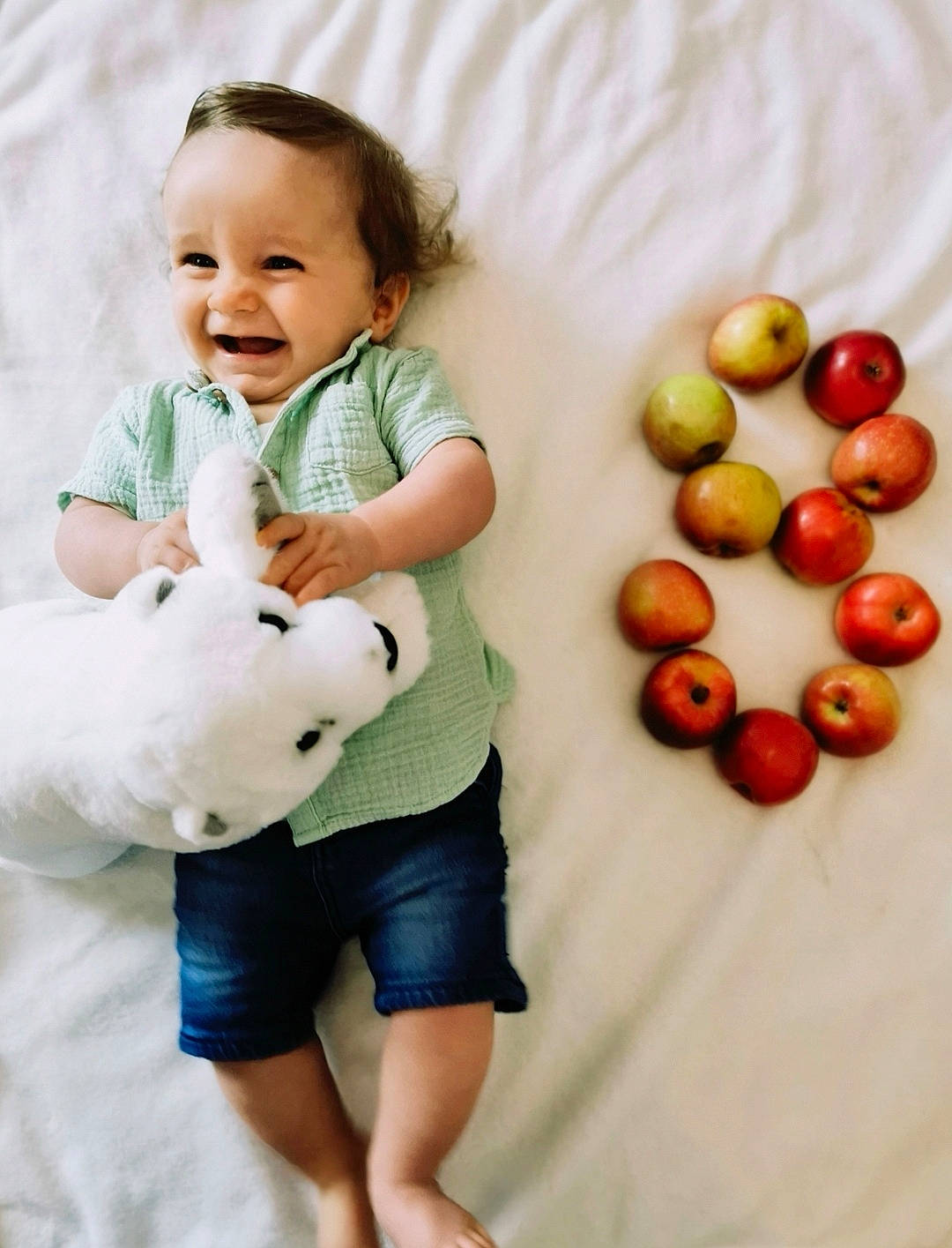Eden participe au concours pour gagner de l'argent avec cette photo : apple, baby, baby_toddler_clothing, child, finger, food, fruit, fun, gesture, happy, joy, natural_foods, person, produce, product, shorts, sleeve, smile, standing, superfood