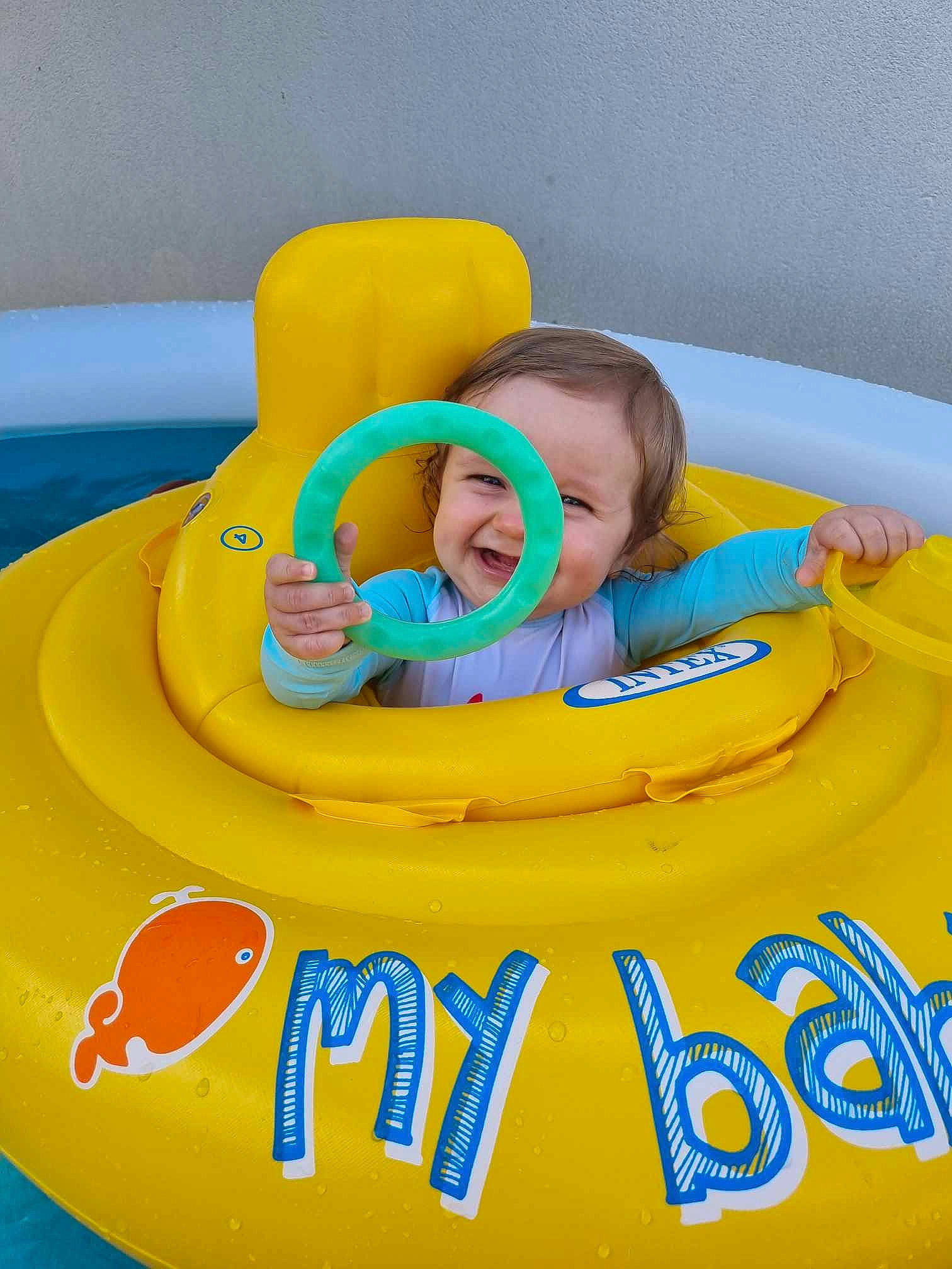 Eden a rejoint le concours — aidez-le/la à gagner de superbes lots ! automotive_exterior, baby, baby_float, baby_products, baby_toddler_clothing, baby_toys, bib, child, font, fun, games, happy, inflatable, joy, leisure, person, personal_protective_equipment, play, recreation, smile