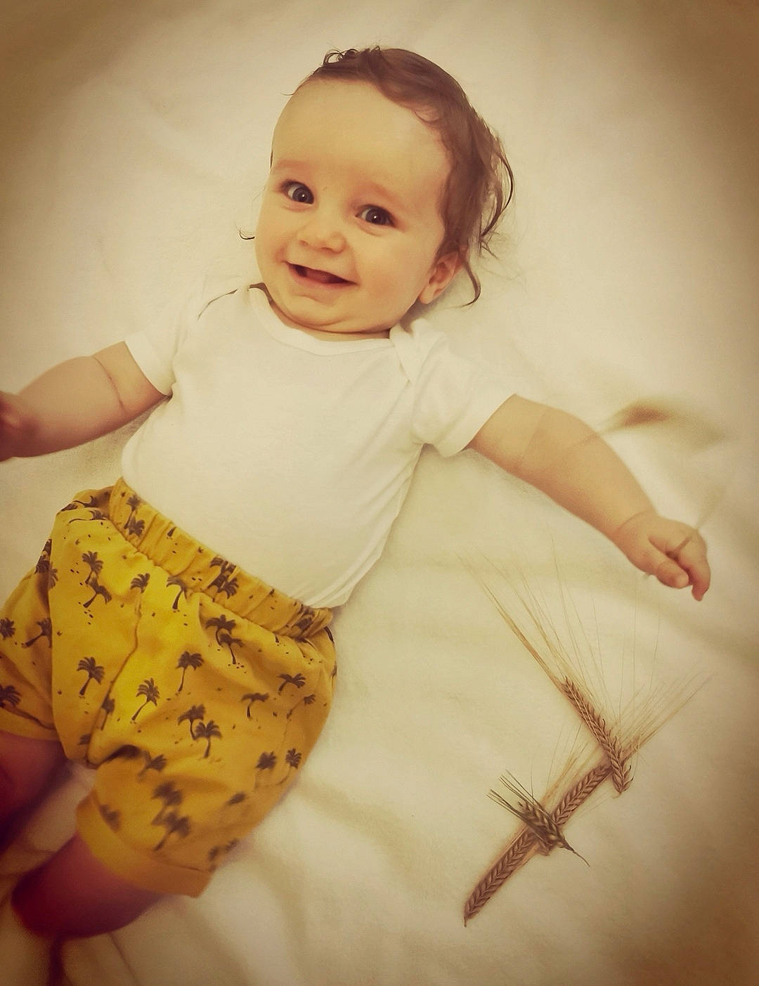 Eden a rejoint le concours — aidez-le/la à gagner de superbes lots ! abdomen, baby, baby_toddler_clothing, face, finger, flash_photography, gesture, hand, happy, head, joy, pattern, person, shorts, shoulder, skin, sleeve, smile, standing, t_shirt