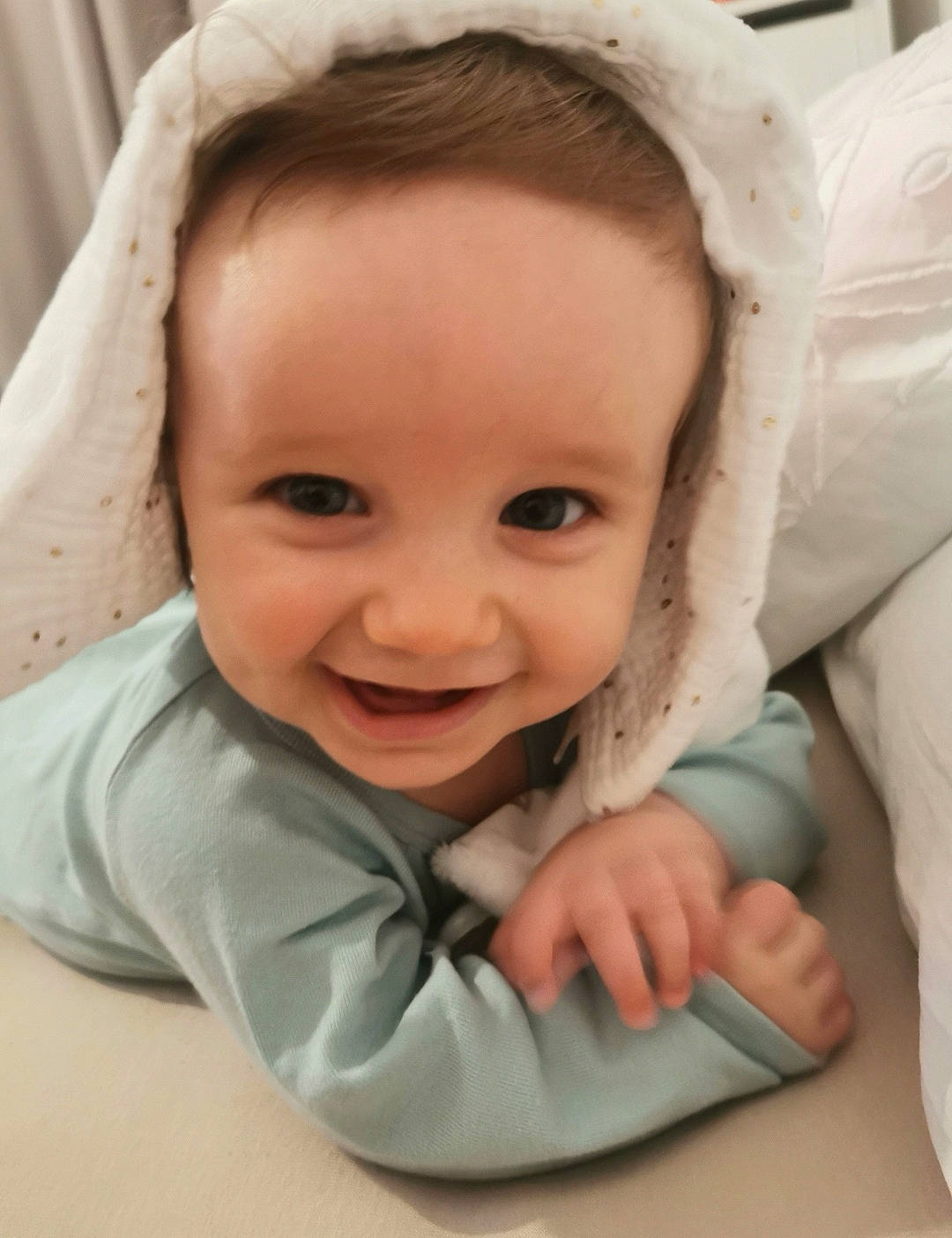 Eden a rejoint le concours — aidez-le/la à gagner de superbes lots ! baby, cheek, comfort, eye, eyebrow, face, finger, gesture, hair, happy, iris, joy, lip, mammal, mouth, nose, person, product, skin, sleeve