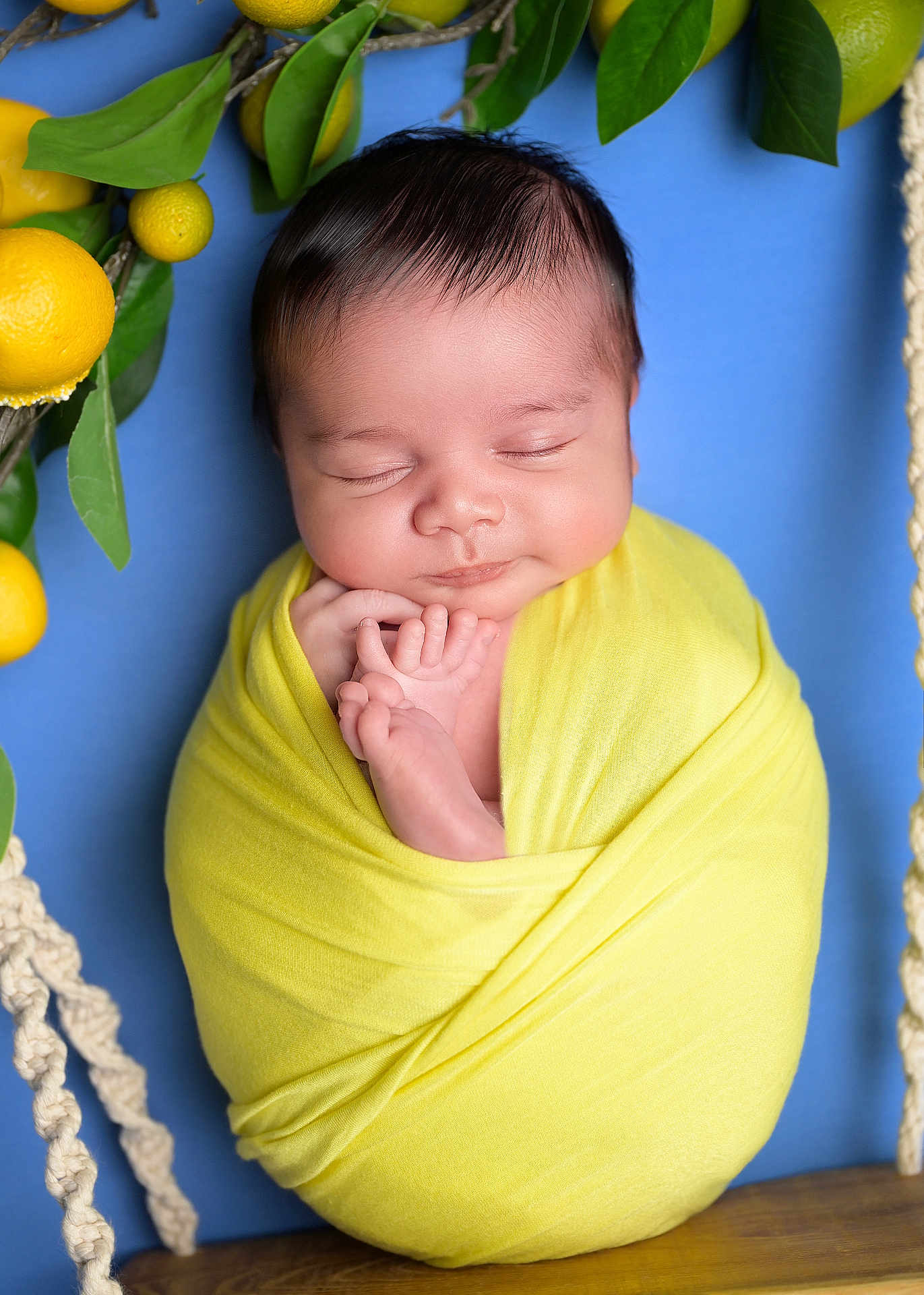Yacine a rejoint le concours — aidez-le/la à gagner de superbes lots ! baby, newborn, wrapped, yellow_blanket, sleeping, face, hands, feet, green_leaves, lemons, fruit, blue_background, portrait, cute, peaceful, infant, soft_light, wood_surface, knotted_rope, indoors