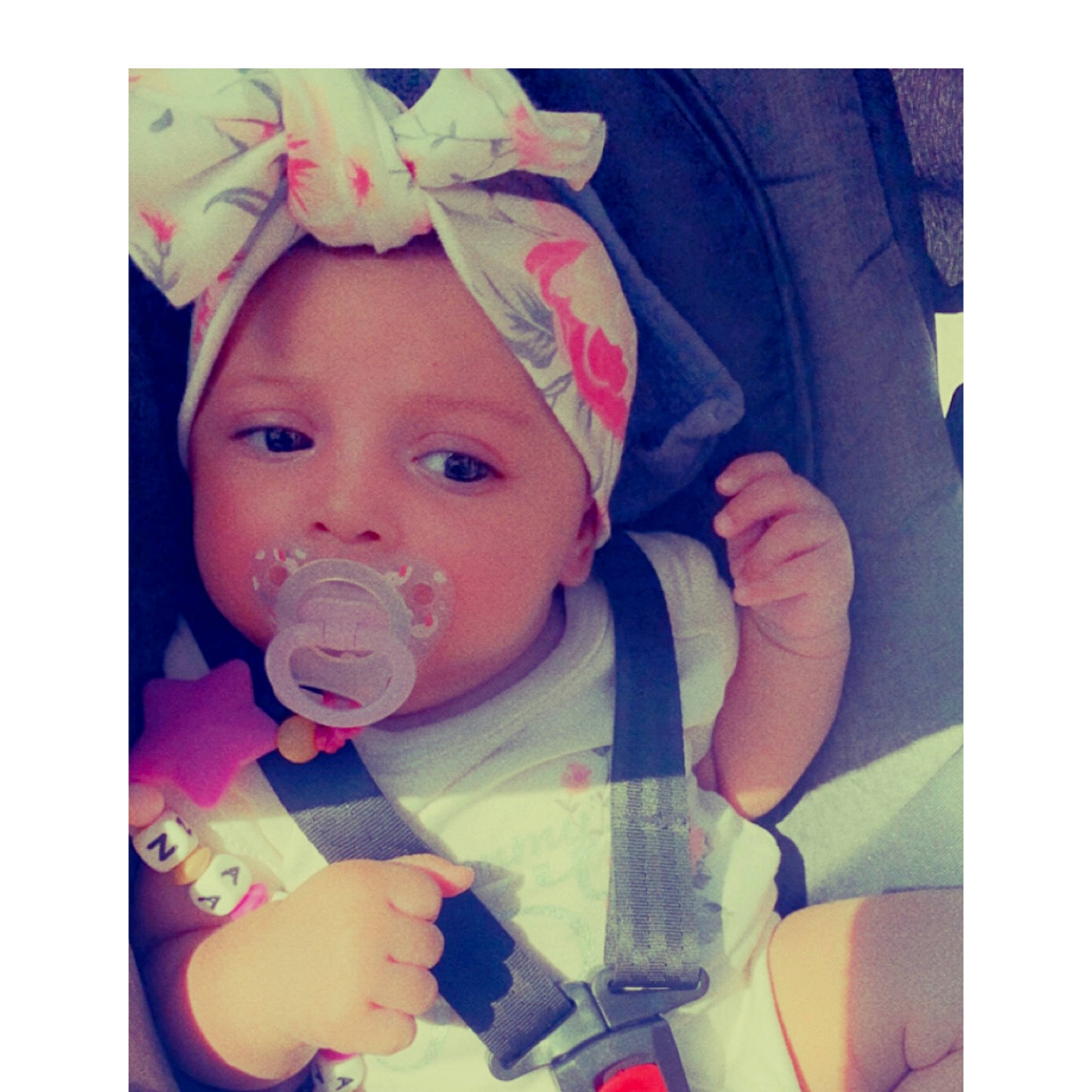 Naëlya participe au concours pour gagner de l'argent avec cette photo : baby, baby_toddler_clothing, cap, cloud, cool, drinkware, ear, eye, eyebrow, eyelash, face, gesture, happy, hat, headgear, headwear, iris, lip, person, plant