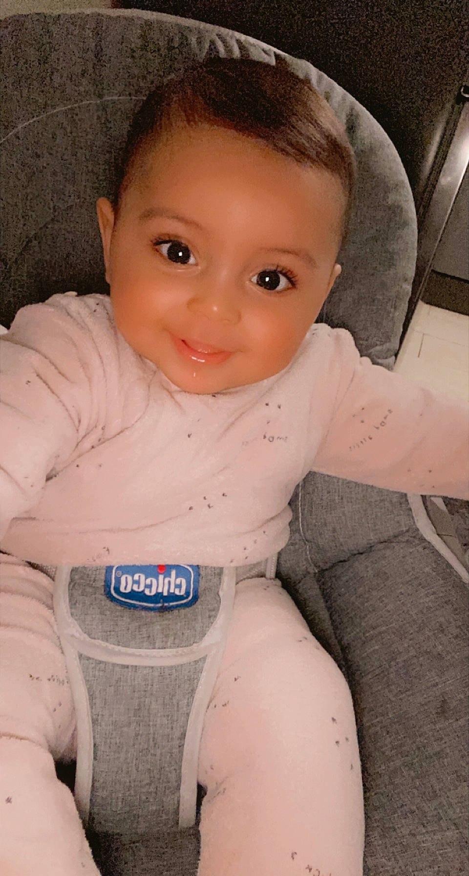 Naëlya participe au concours pour gagner de l'argent avec cette photo : baby, cheek, comfort, eye, eyebrow, face, forehead, head, human_body, iris, joint, lip, mammal, mouth, neck, nose, person, skin, sleeve, smile