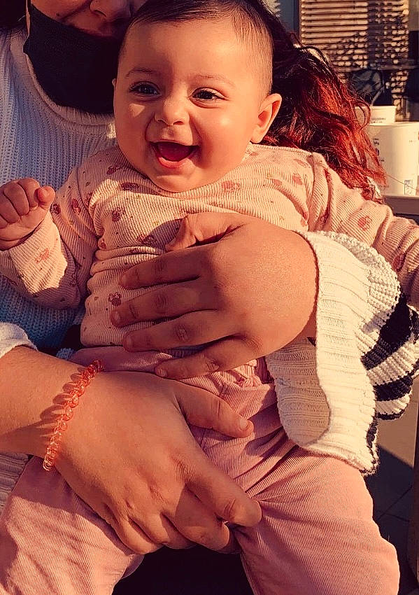 Naëlya participe au concours pour gagner de l'argent avec cette photo : arm, cheek, comfort, eye, face, facial_expression, hair, hairstyle, hand, happy, head, human_body, joint, mouth, muscle, neck, organ, person, skin, smile