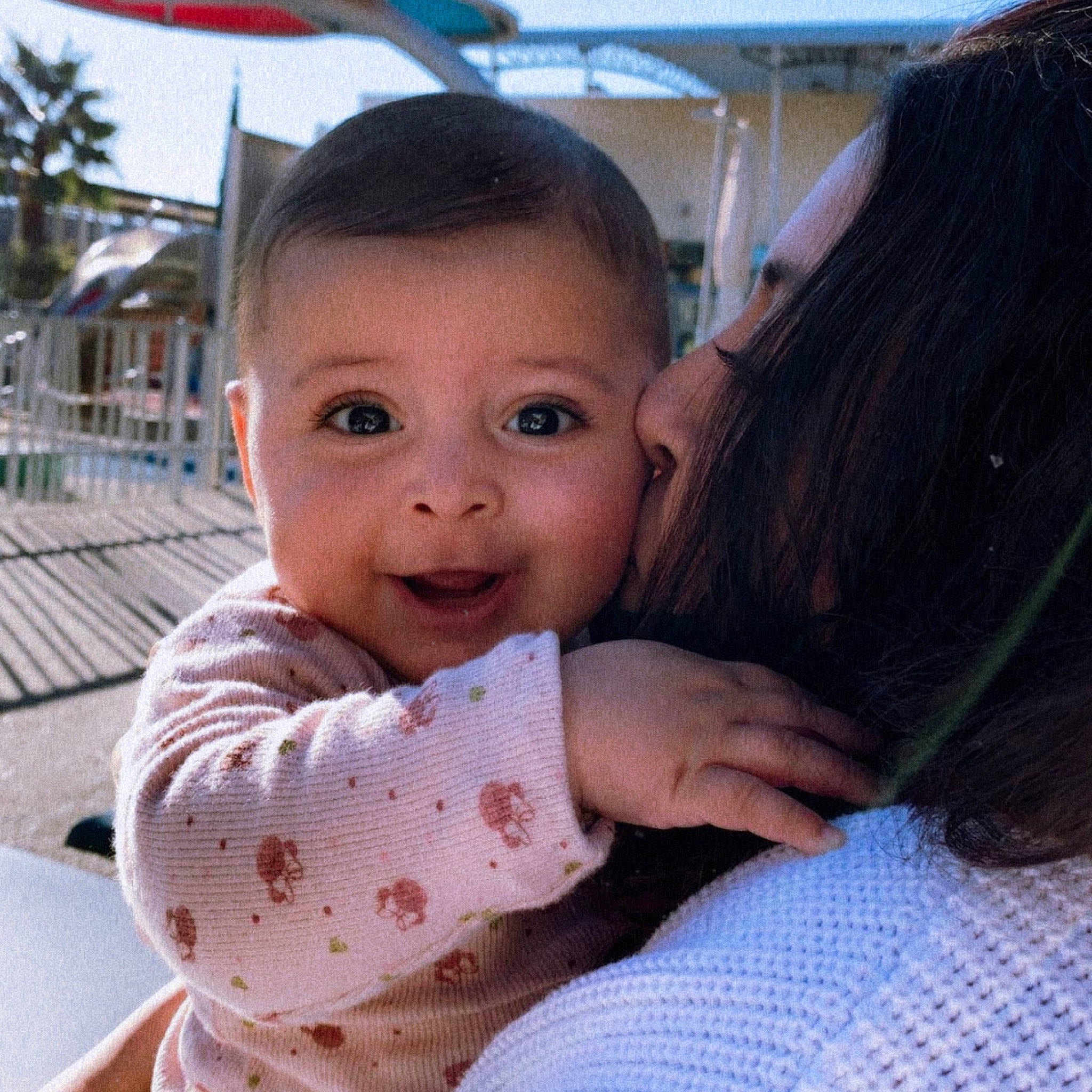 Naëlya participe au concours pour gagner de l'argent avec cette photo : baby, baby_toddler_clothing, black_hair, chin, cool, facial_expression, fun, gesture, happy, leisure, lip, mouth, nose, person, skin, sky, sleeve, smile, thumb, toddler