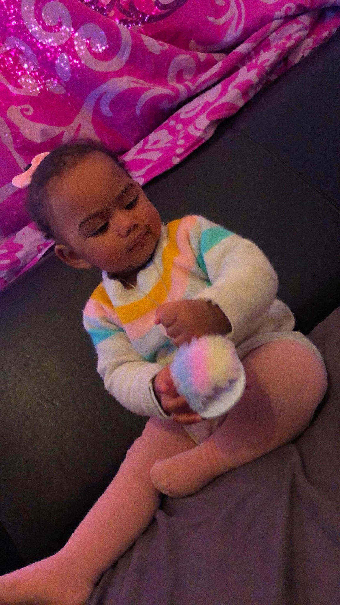 Djayss a rejoint le concours — aidez-le/la à gagner de superbes lots ! baby, baby_toddler_clothing, cheek, comfort, finger, fun, gesture, happy, human_body, leg, magenta, mouth, nose, person, pink, purple, skin, smile, thigh, thumb