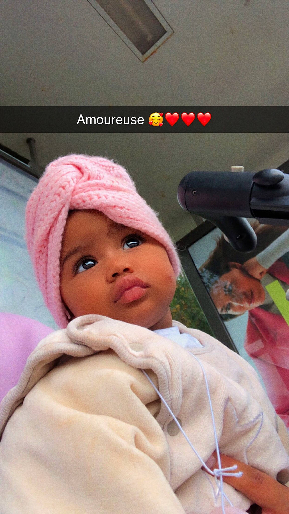 Djayss participe au concours pour gagner de l'argent avec cette photo : audio_equipment, baby, baby_products, baby_sleeping, beanie, cap, car_seat, cheek, child, comfort, fun, gadget, headwear, hoodie, knit_cap, linens, microphone, microphone_stand, person, photo_caption