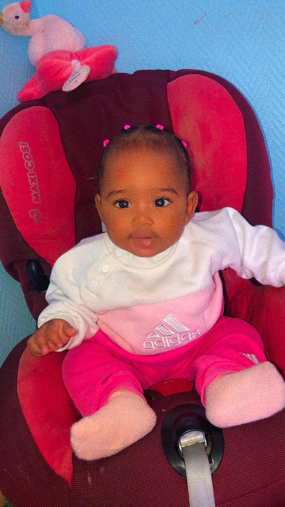 Djayss participe au concours pour gagner de l'argent avec cette photo : baby, baby_carriage, baby_toddler_clothing, cap, cheek, child, comfort, finger, fun, happy, lap, lip, magenta, mouth, person, pink, product, skin, sleeve, sock