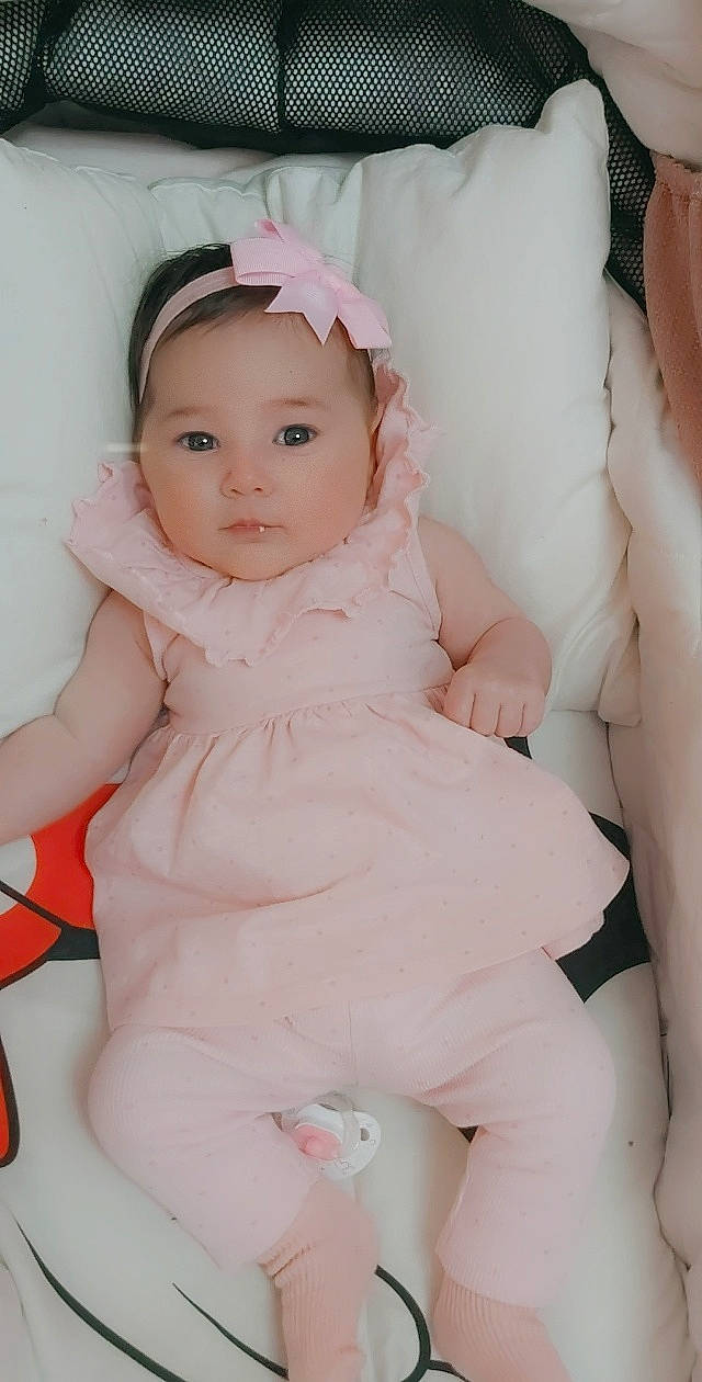 Julina a rejoint le concours — aidez-le/la à gagner de superbes lots ! baby, cheek, child, person, pink, skin, stomach, toddler