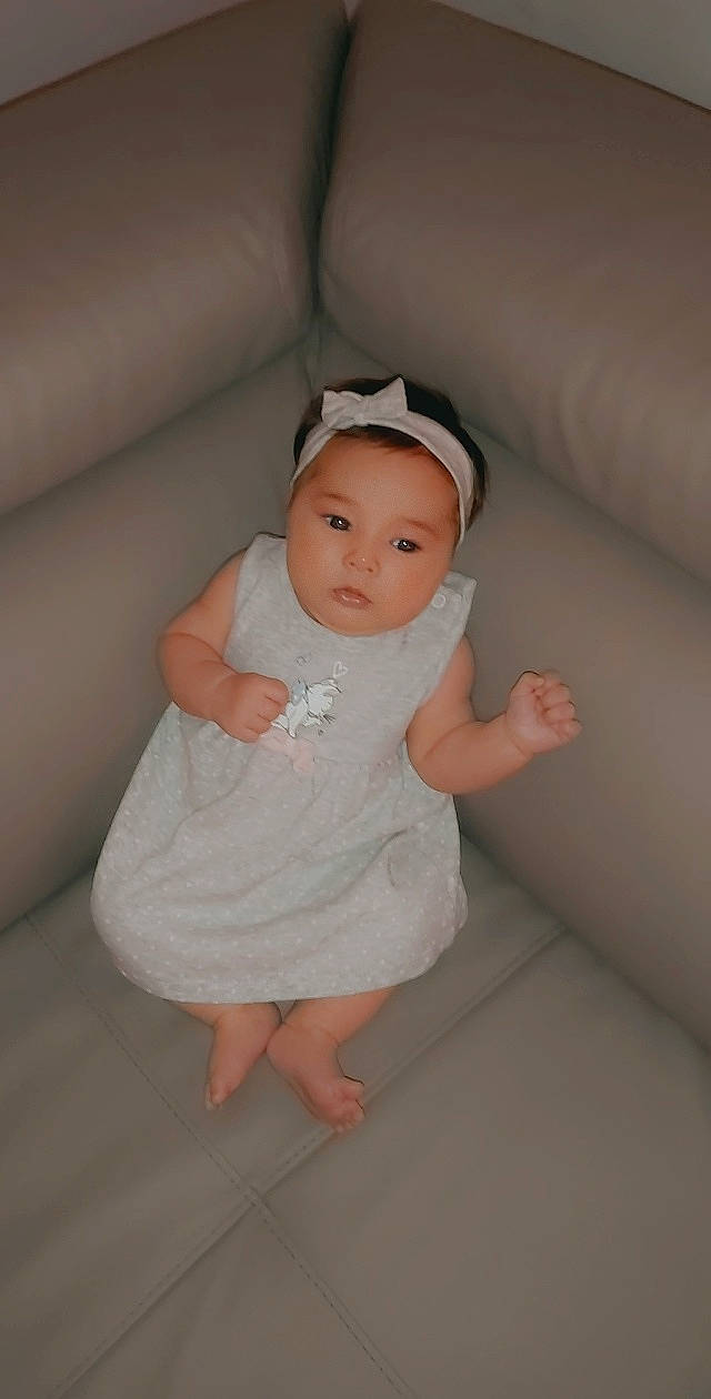 Julina participe au concours pour gagner de l'argent avec cette photo : arm, baby, child, leg, person, skin, standing, toddler