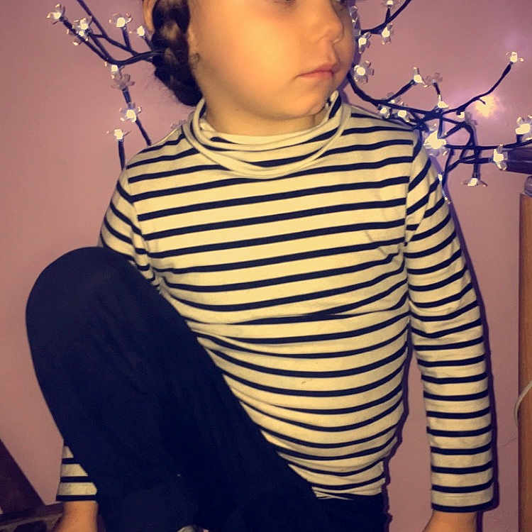 Assia participe au concours pour gagner de l'argent avec cette photo : black_hair, child, clothing, cool, emotion, eye, fun, girl, hair, hairstyle, human, human_body, human_hair_color, organ, outerwear, person, shoulder, skin, smile, standing