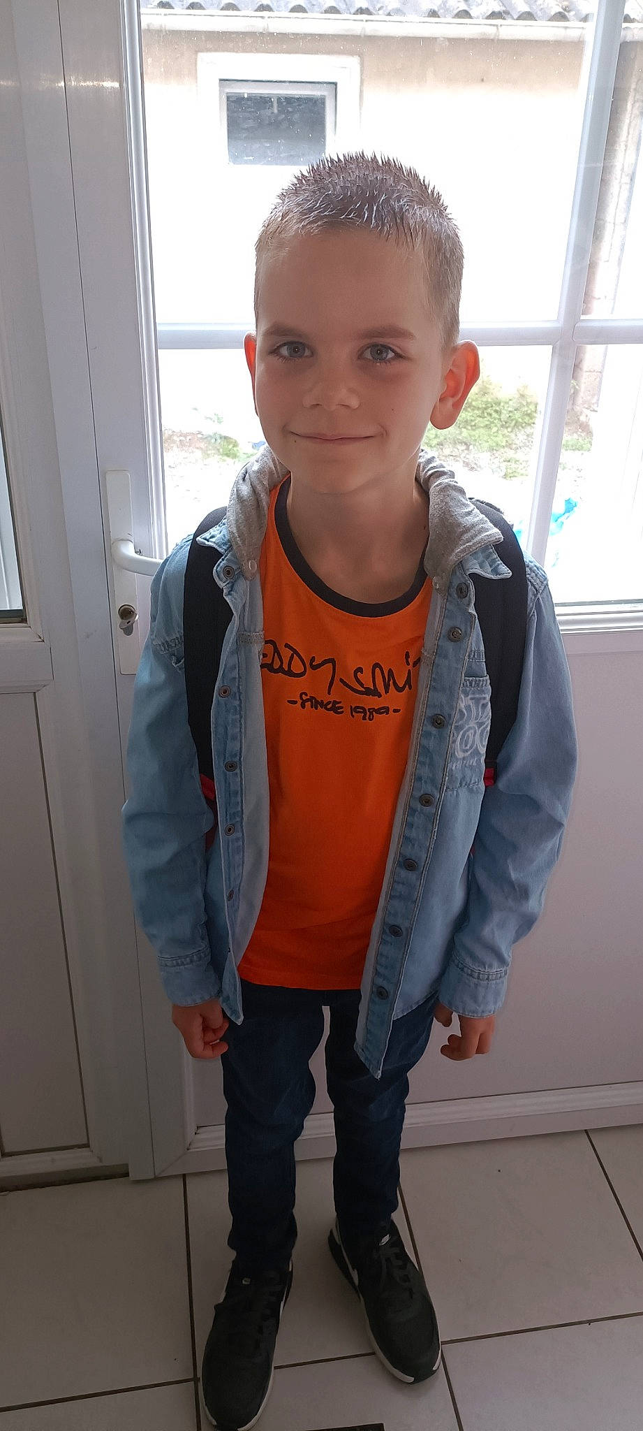 Ethann participe au concours pour gagner de l'argent avec cette photo : baby_toddler_clothing, child, cool, denim, door, electric_blue, happy, jacket, jaw, joy, lifejacket, neck, outerwear, person, personal_protective_equipment, shoulder, sleeve, smile, standing, t_shirt