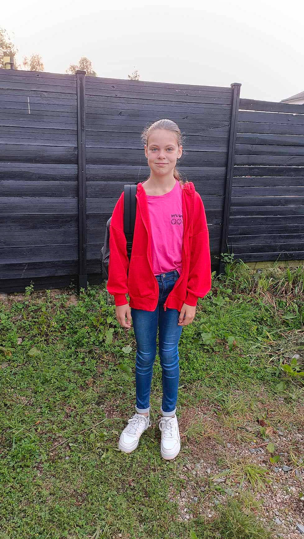 Ines a rejoint le concours — aidez-le/la à gagner de superbes lots ! child, electric_blue, fence, fun, grass, grassland, home_fencing, hoodie, jacket, jeans, joy, landscape, leisure, magenta, pattern, people_in_nature, person, recreation, sleeve, soil