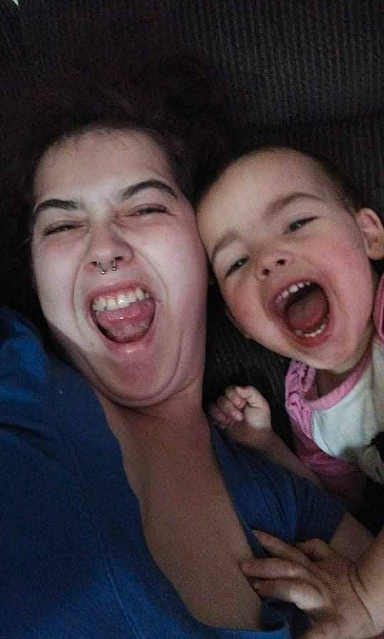 Emma-rose Marcotte participe au concours pour gagner de l'argent avec cette photo : cheek, chin, ear, eye, eyebrow, flash_photography, gesture, hand, happy, iris, jaw, lip, mouth, neck, nose, organ, person, smile, thumb, tongue