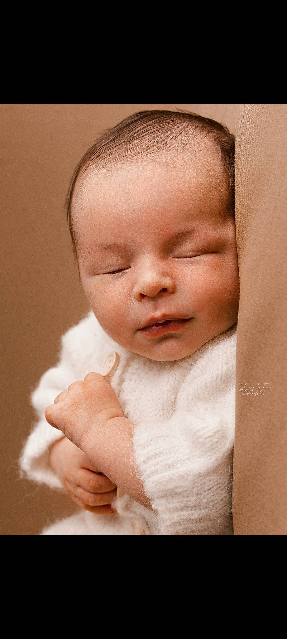 Aymen a rejoint le concours — aidez-le/la à gagner de superbes lots ! baby, baby_toddler_clothing, cheek, child, close_up, collar, comfort, eyelash, fashion_accessory, flash_photography, fur, gesture, happy, iris, linens, lip, person, portrait_photography, skin, sleeve