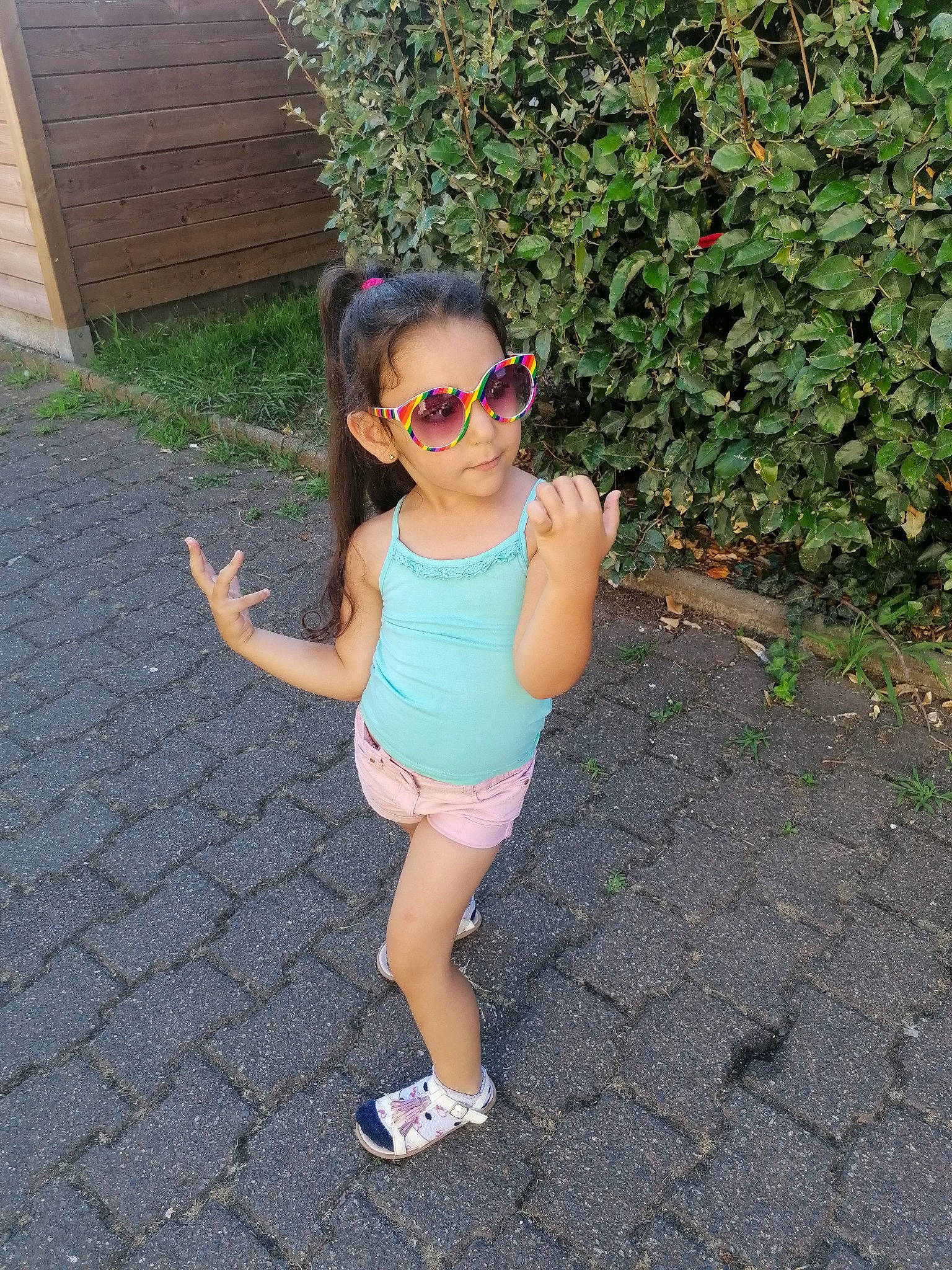 Elen a rejoint le concours — aidez-le/la à gagner de superbes lots ! arm, asphalt, baby_toddler_clothing, child, electric_blue, eyewear, fun, goggles, grass, human_leg, leisure, magenta, person, plant, road_surface, shorts, sunglasses, t_shirt, thigh, toddler