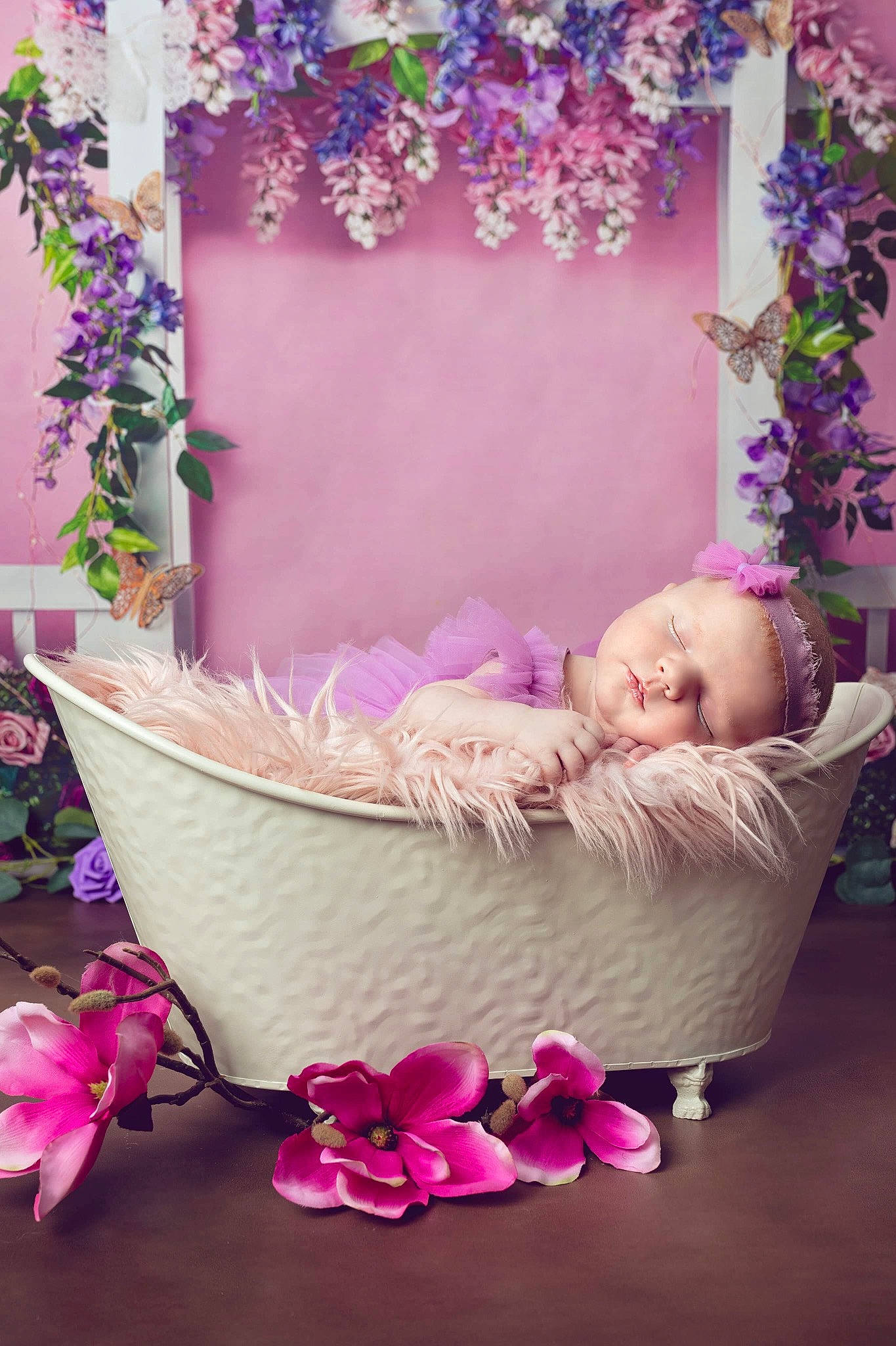 Teyla a rejoint le concours — aidez-le/la à gagner de superbes lots ! baby, baby_products, baby_toddler_clothing, basket, comfort, cut_flowers, floral_design, flowerpot, infant_bed, lavender, lilac, magenta, person, petal, pink, purple, violet, wicker
