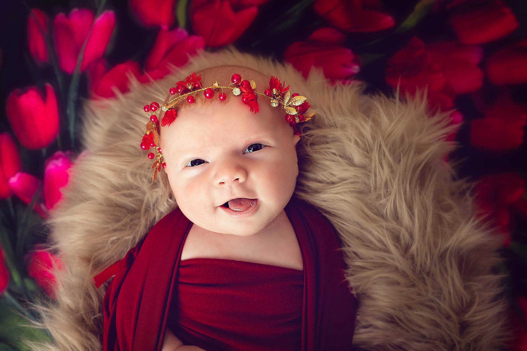 Teyla participe au concours pour gagner de l'argent avec cette photo : animal_product, baby, baby_toddler_clothing, child_model, costume, costume_accessory, feather_boa, fur, fur_clothing, hair_accessory, headband, headgear, headpiece, headwear, iris, natural_material, person, pink, portrait_photography, red