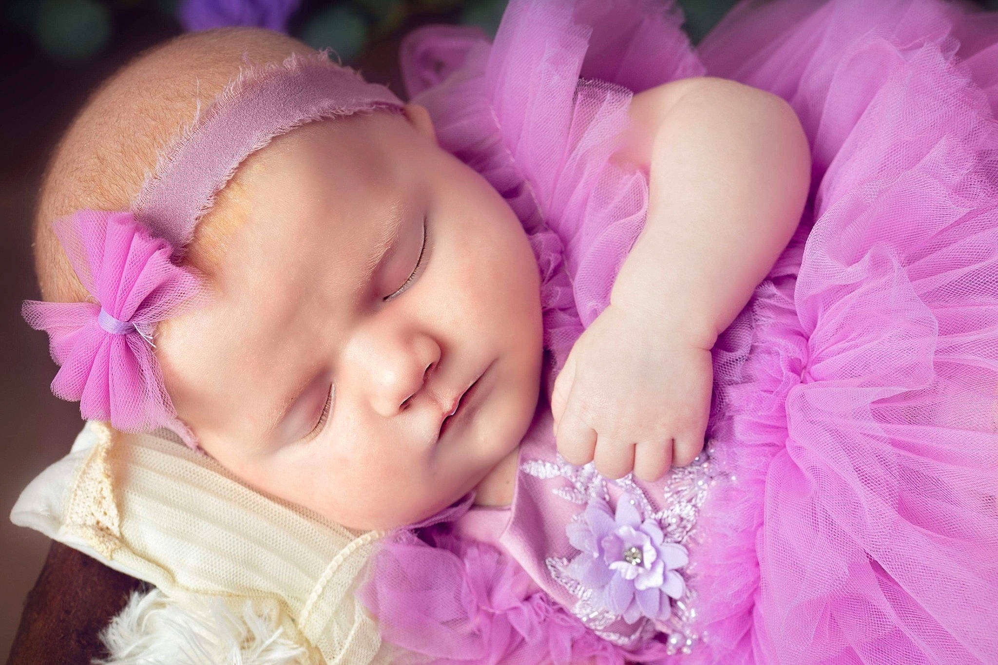 Teyla participe au concours pour gagner de l'argent avec cette photo : baby, baby_sleeping, baby_toddler_clothing, bedtime, cheek, child, eyelash, hair_accessory, headband, headgear, lavender, lip, magenta, nap, nose, person, pink, purple, sleep, toddler