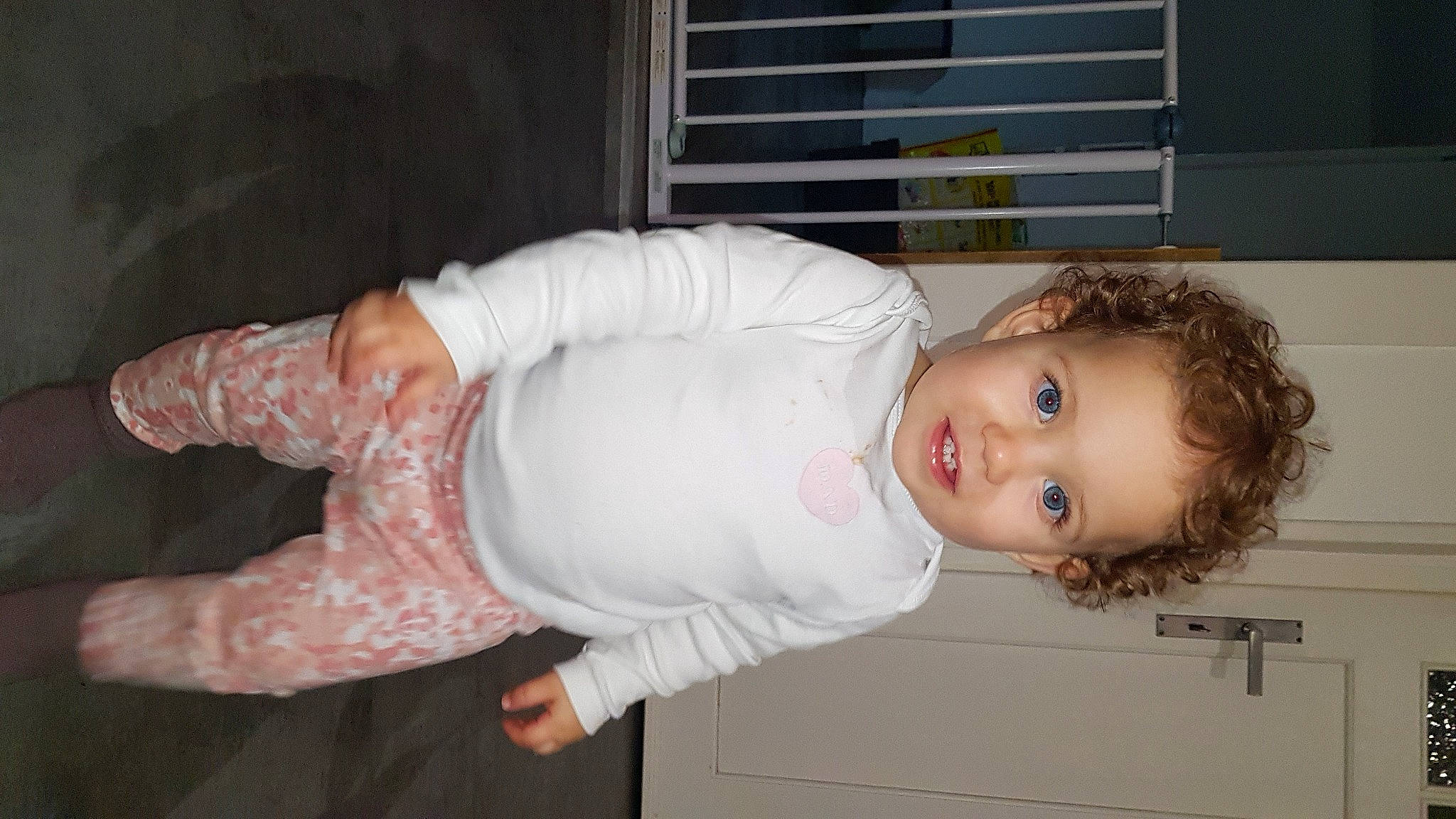 Eléana participe au concours pour gagner de l'argent avec cette photo : baby, baby_toddler_clothing, cheek, child, comfort, eye, fun, happy, pattern, person, room, sitting, sleeve, smile, toddler, vertebrate, window_blind