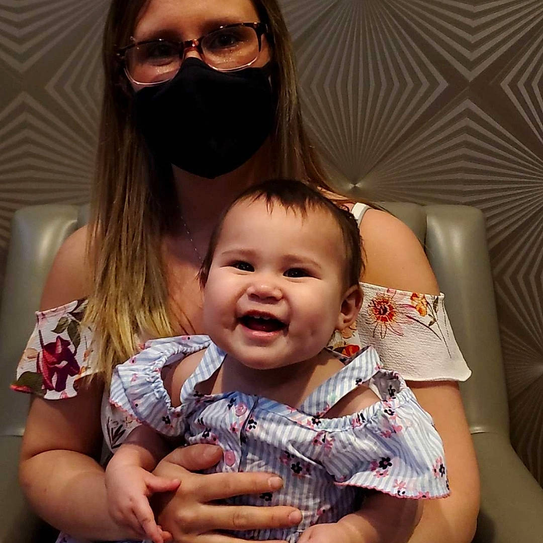 Raelynn is registered to the contest to win money with this photo: cheek, chin, eye, face, facial_expression, hairstyle, hand, head, human, human_body, joy, lip, mouth, muscle, nose, person, shoulder, skin, smile, sunglasses